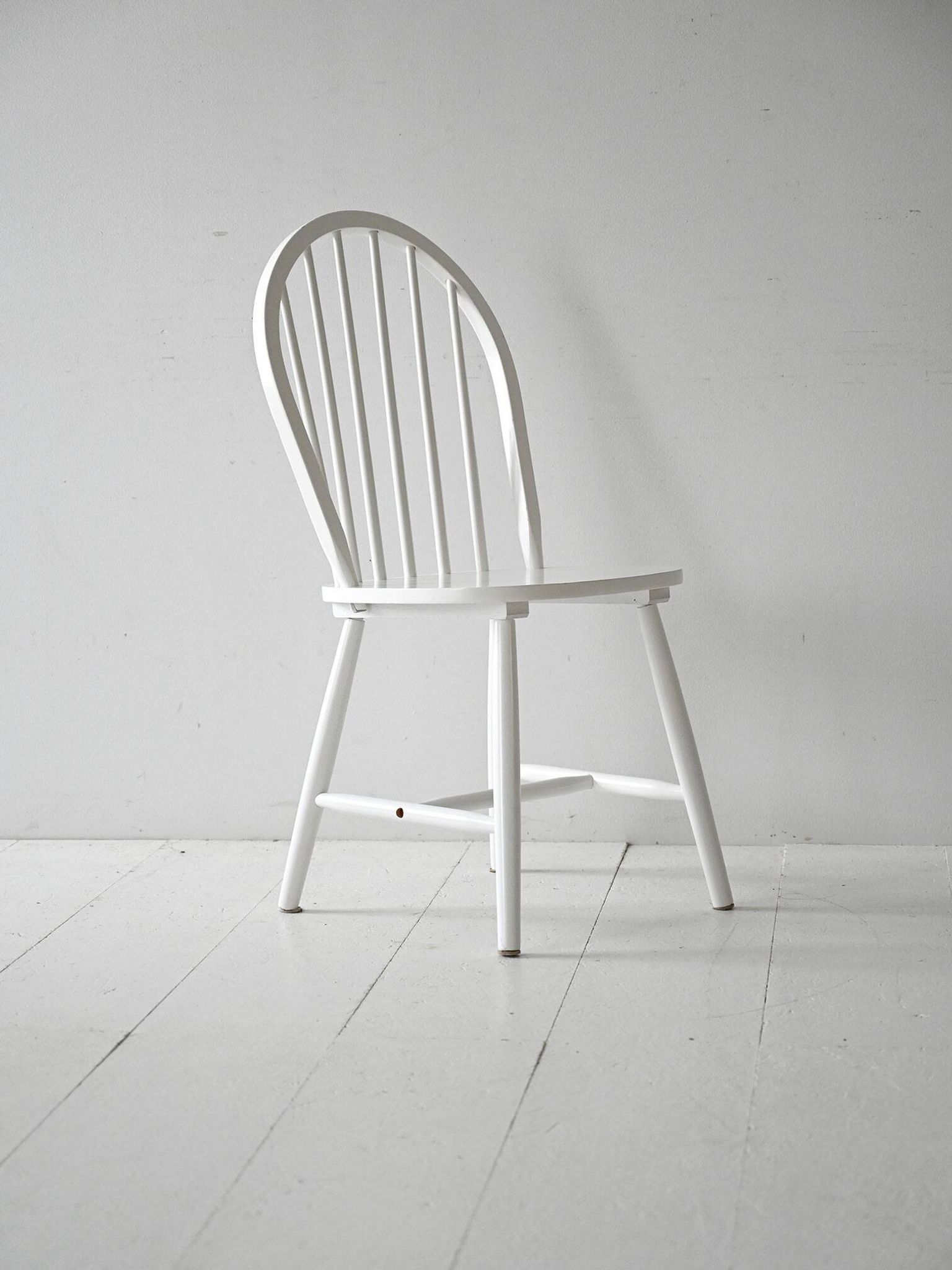 Chaise scandinave blanche contemporaine