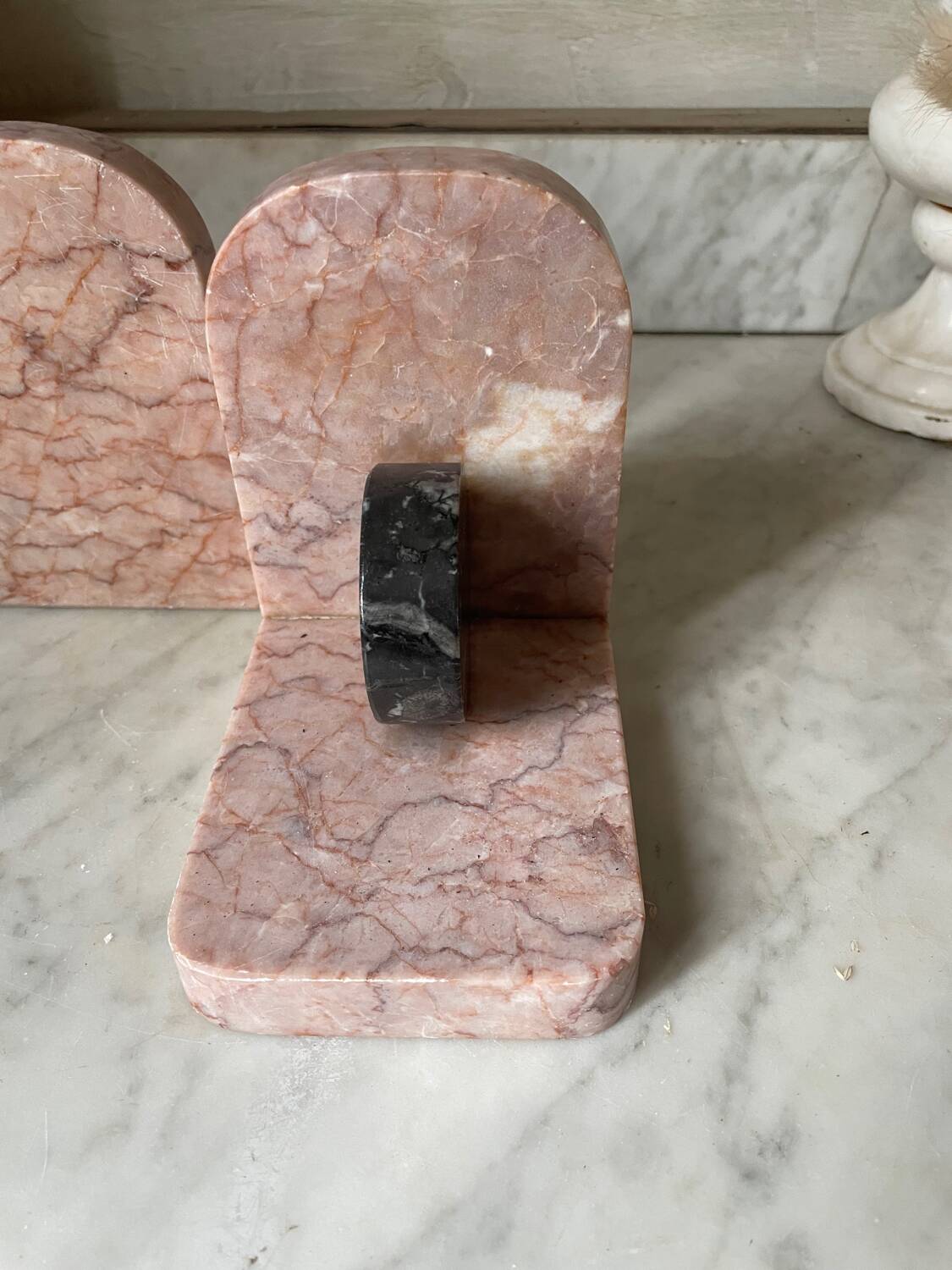 Paire de serre-livres livres en marbre rose et gris