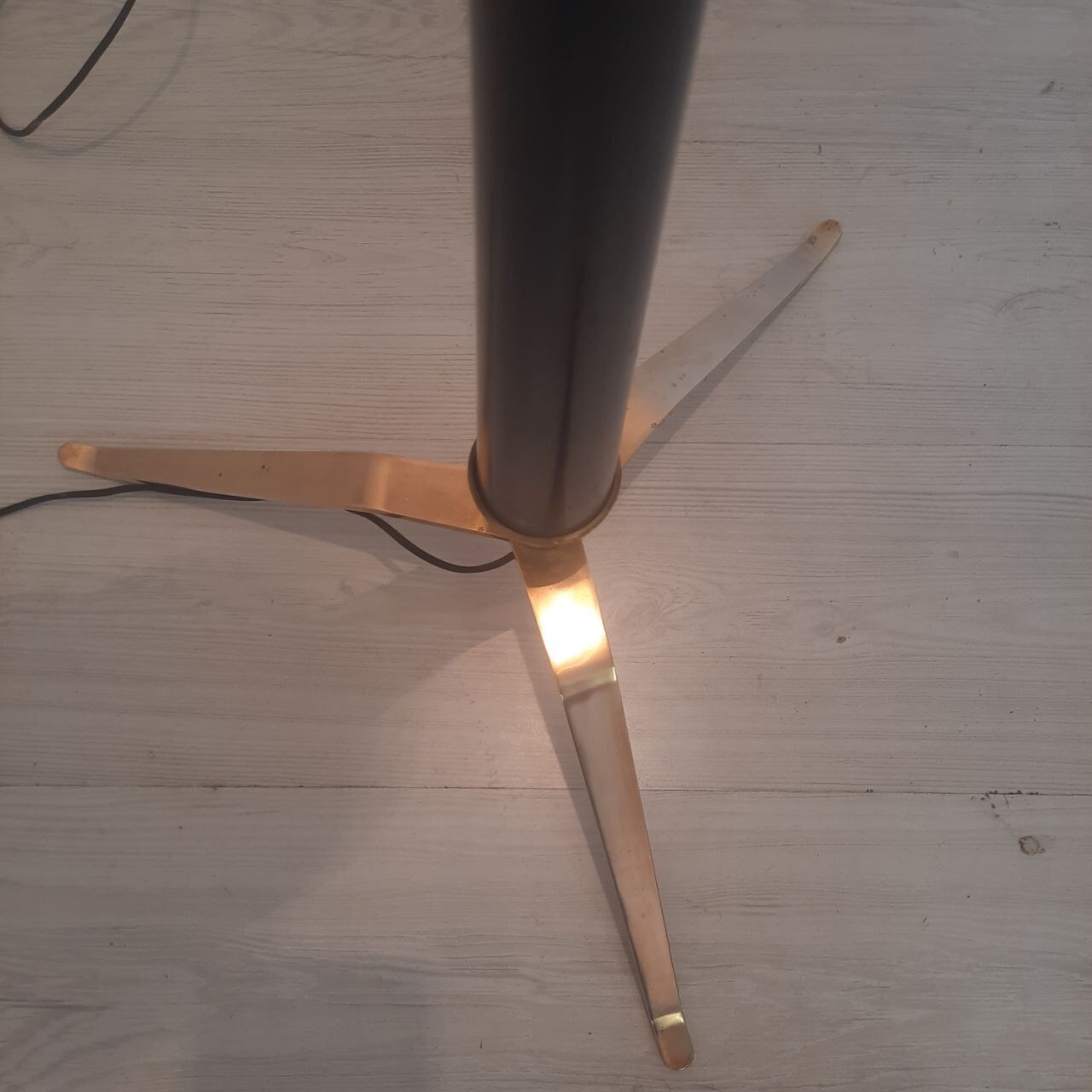 Tripod floor lamp - 1950s - wood and brass.