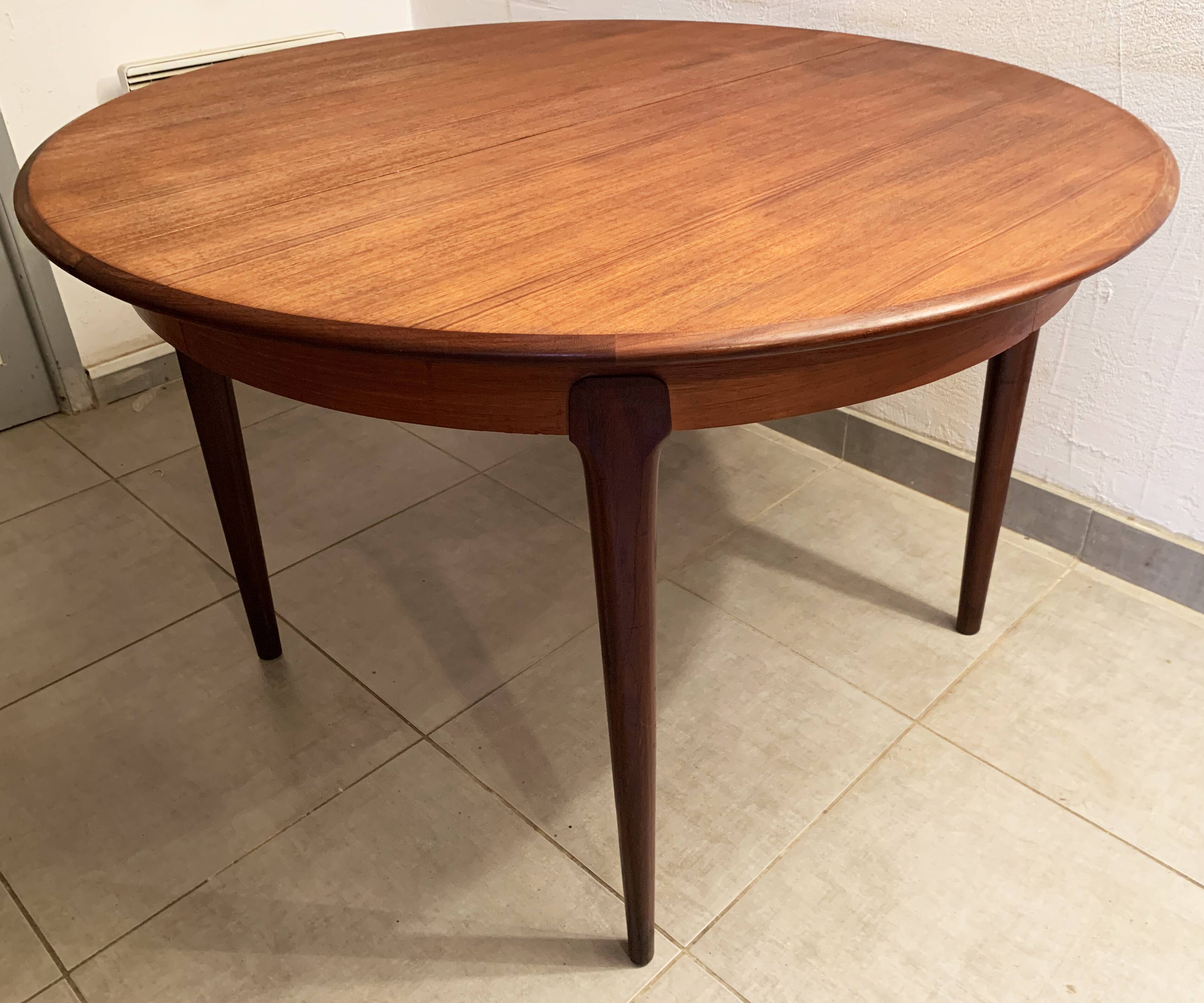 Round dining table with Scandinavian and Danish design in extendable teak from the 60s