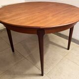Round dining table with Scandinavian and Danish design in extendable teak from the 60s