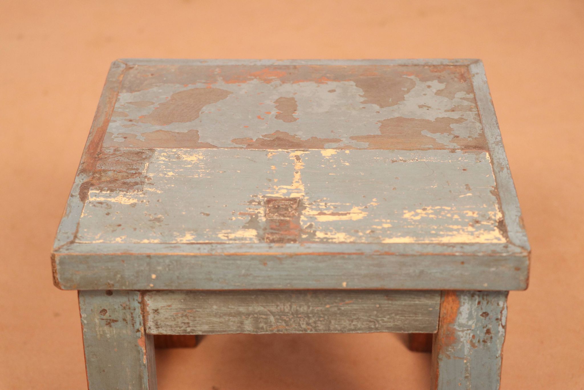 Ancienne table de chevet d'atelier en teck birman patine bleue d'origine