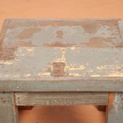 Ancienne table de chevet d'atelier en teck birman patine bleue d'origine