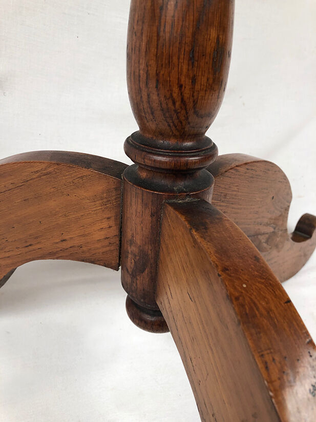 Round pedestal table in fruit wood