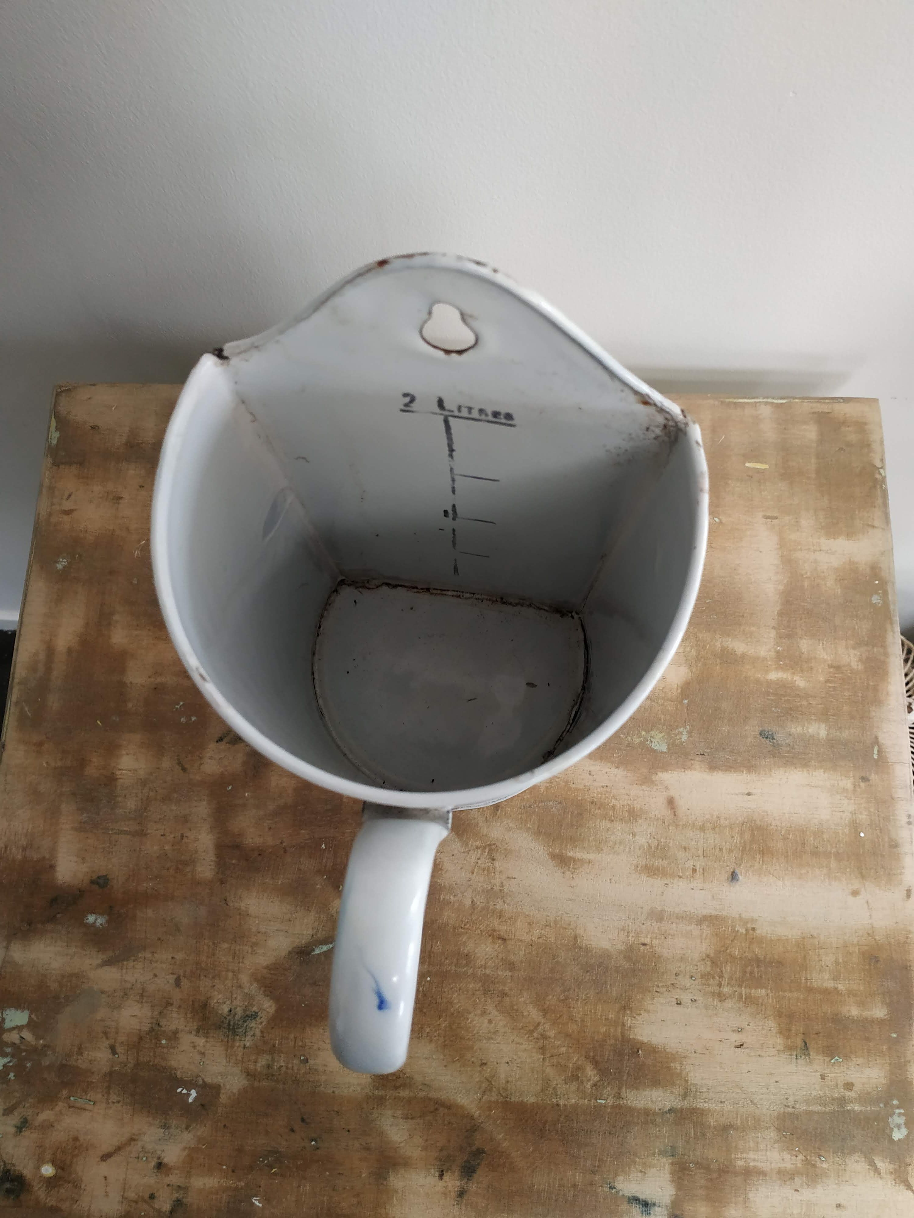 Fountain vintage metal enamelled