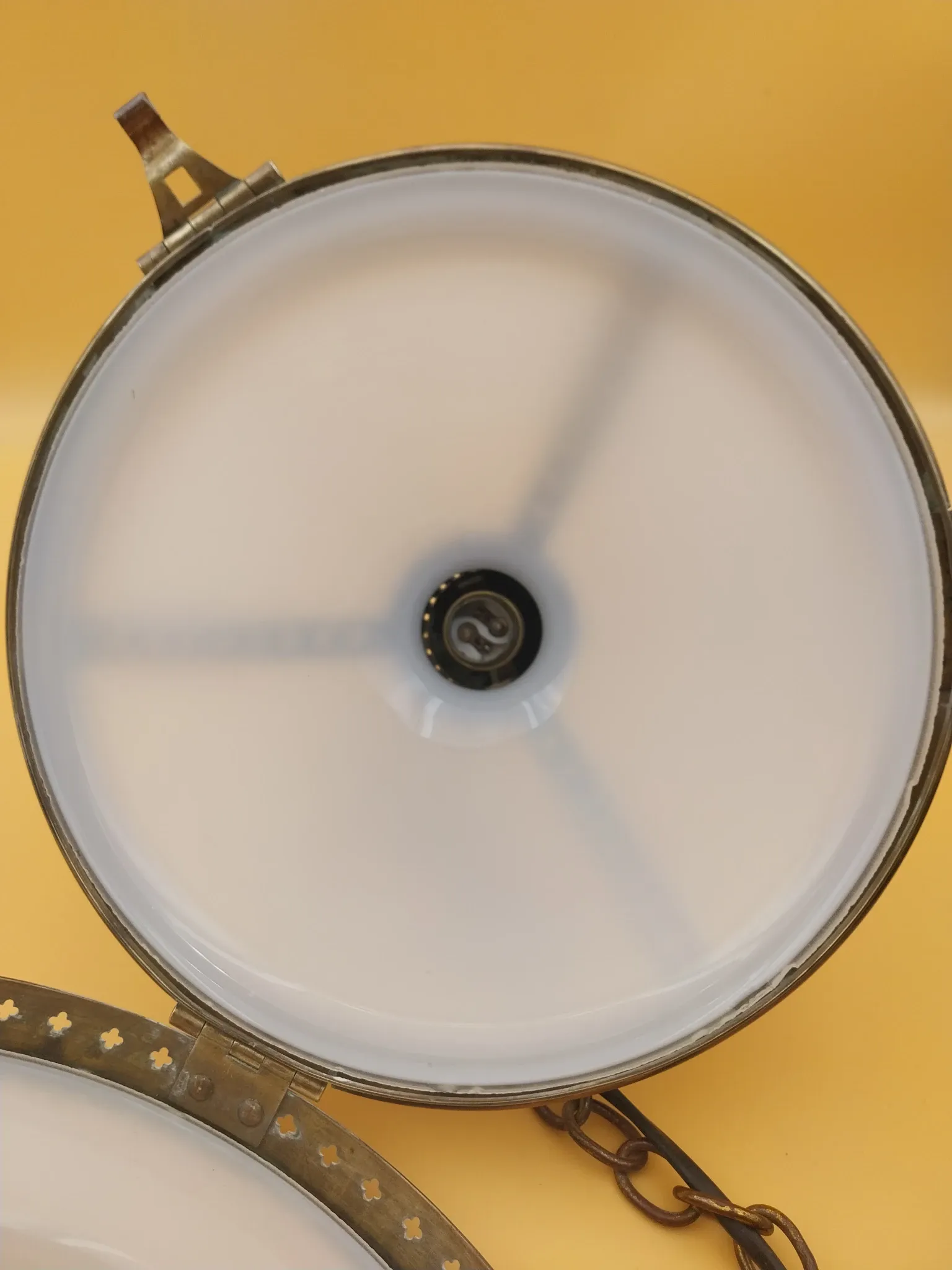 Suspension laiton et opaline