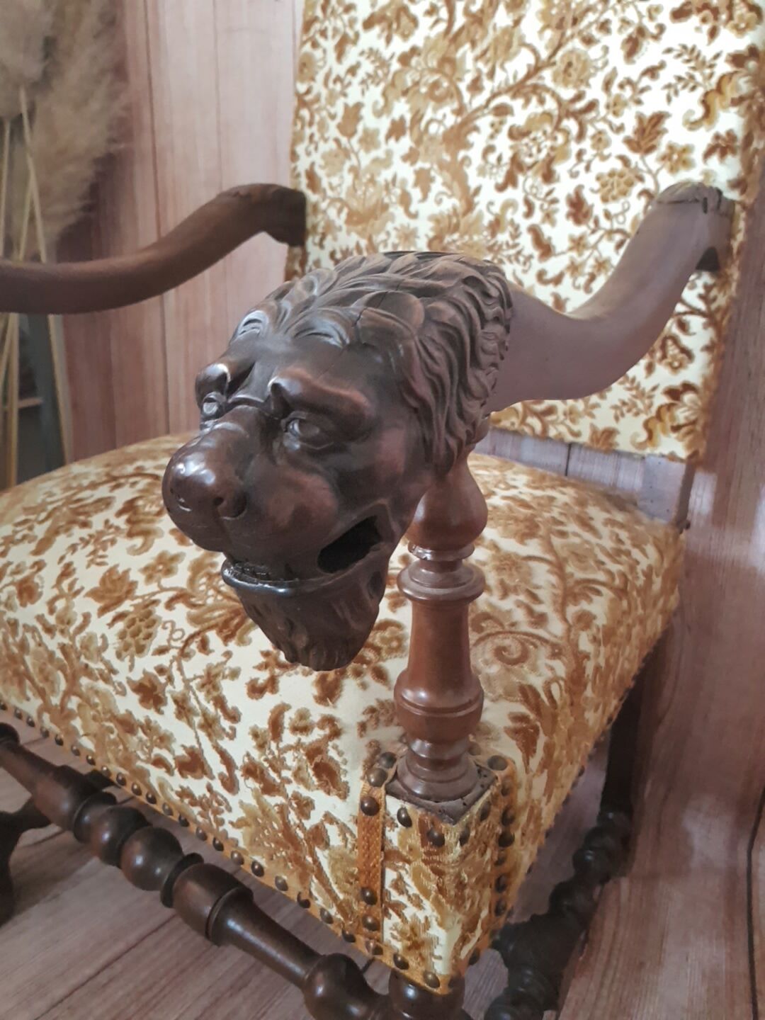 Lion-headed chair
