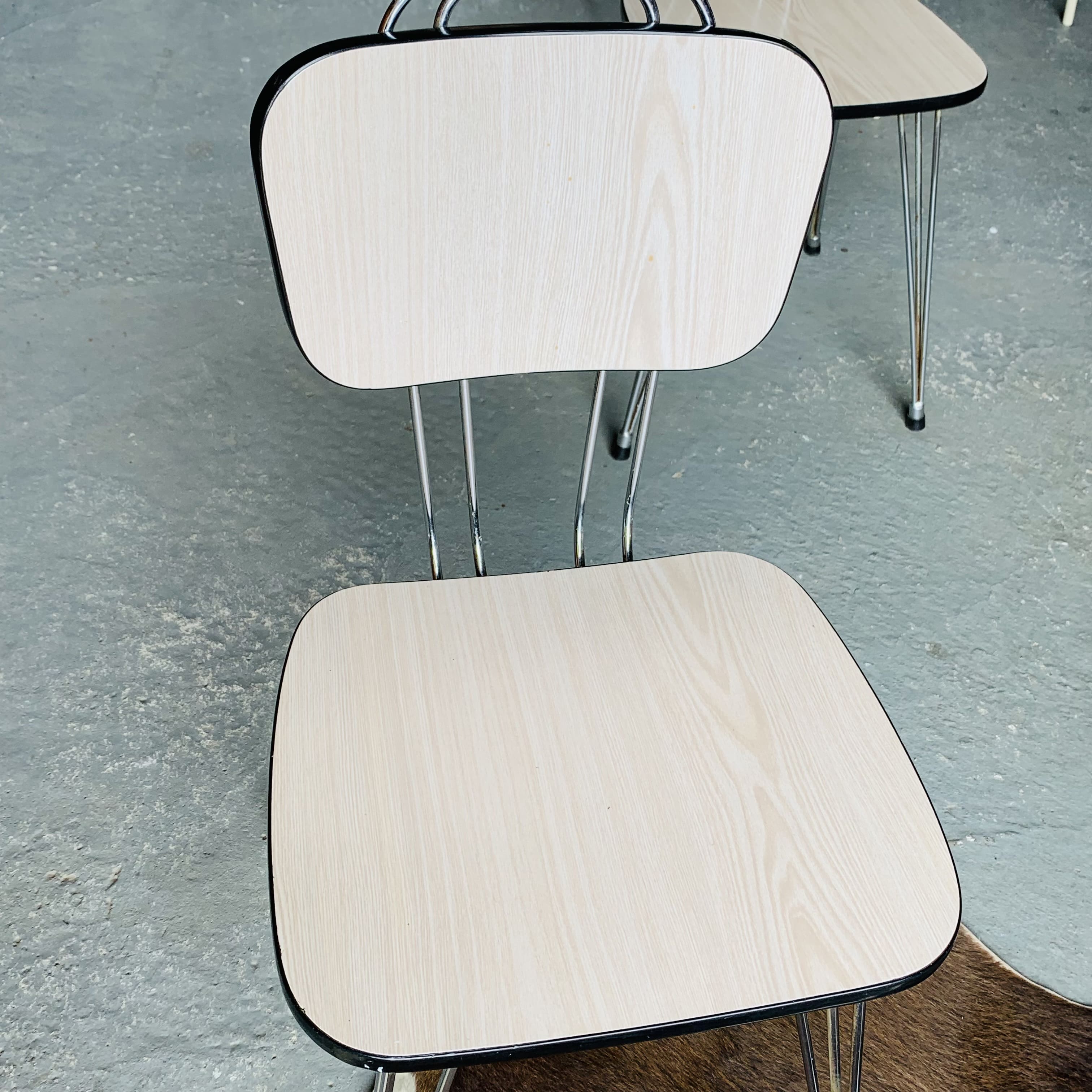 2 formica chairs - eiffel legs
