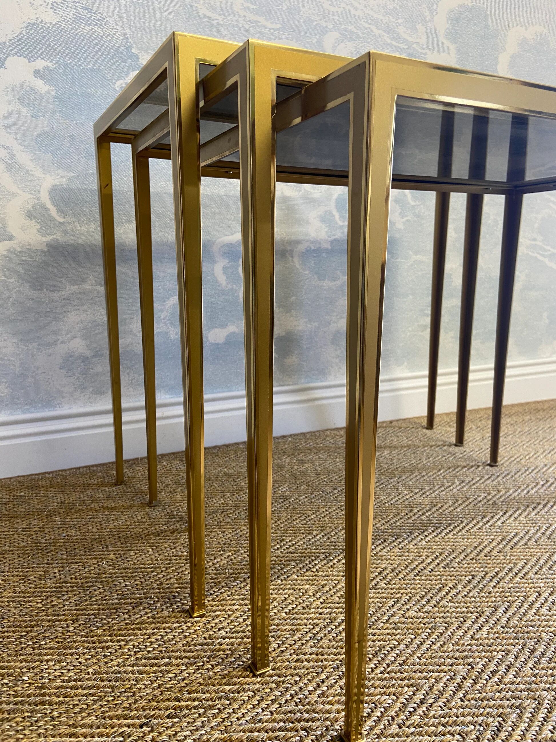 Set of 3 nesting tables in brass, Hollywood Regency, Vereinigte Werkstätten, Germany, 1960s.