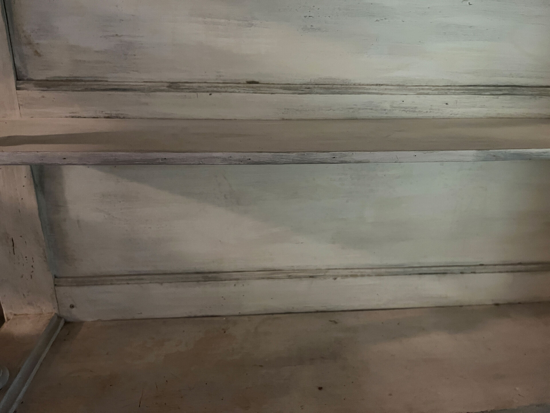 Saint Hubert cabinet top