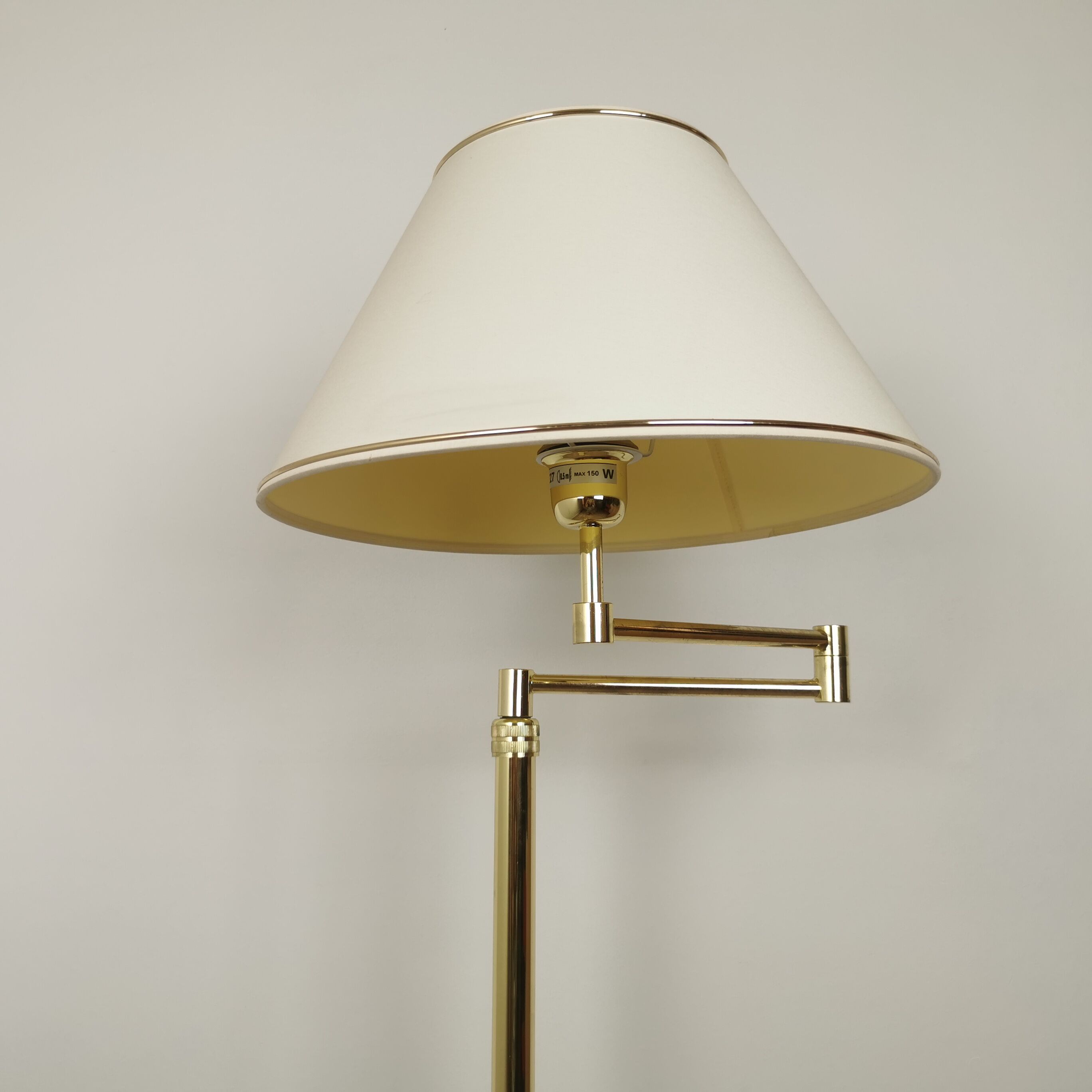 Articulated e-reader floor lamp
