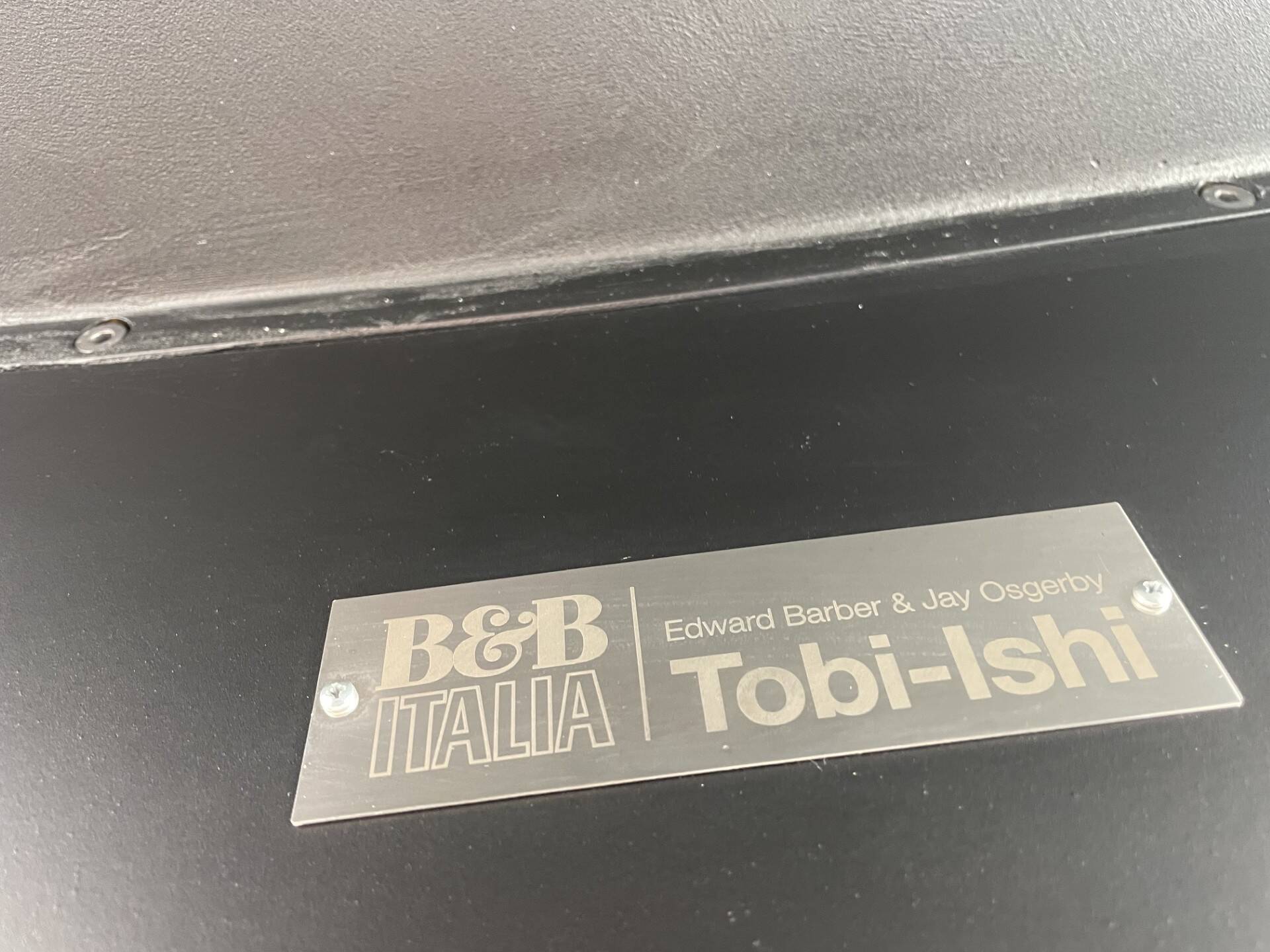 Black round table Tobi-Ishi B&B Italia design Edward Barber + Jay Osgerby