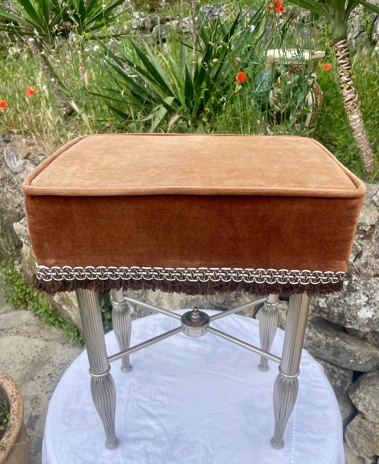 Charmant tabouret en velours marron et métal chromé