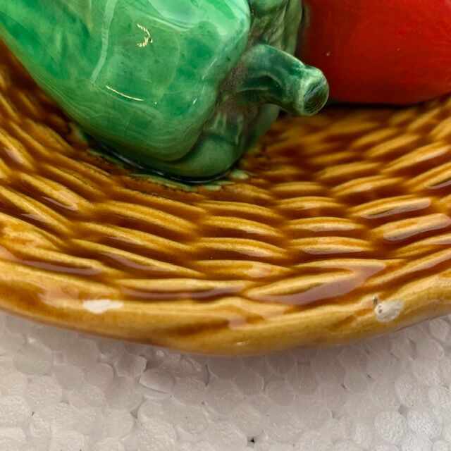 Assiette trompe l'oeil légumes en barbotine Vallauris Lamarche