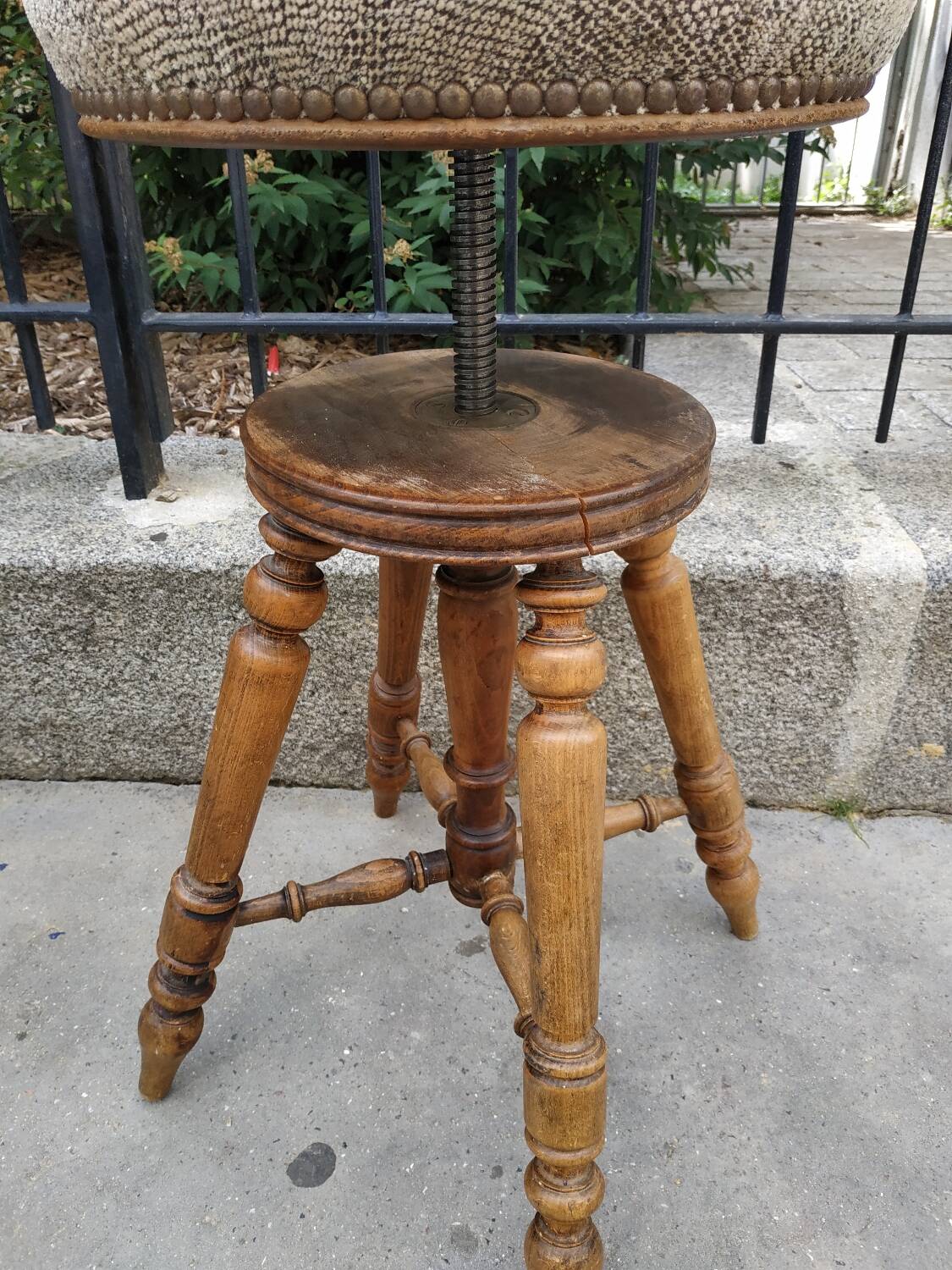 adjustable D Artistes stool