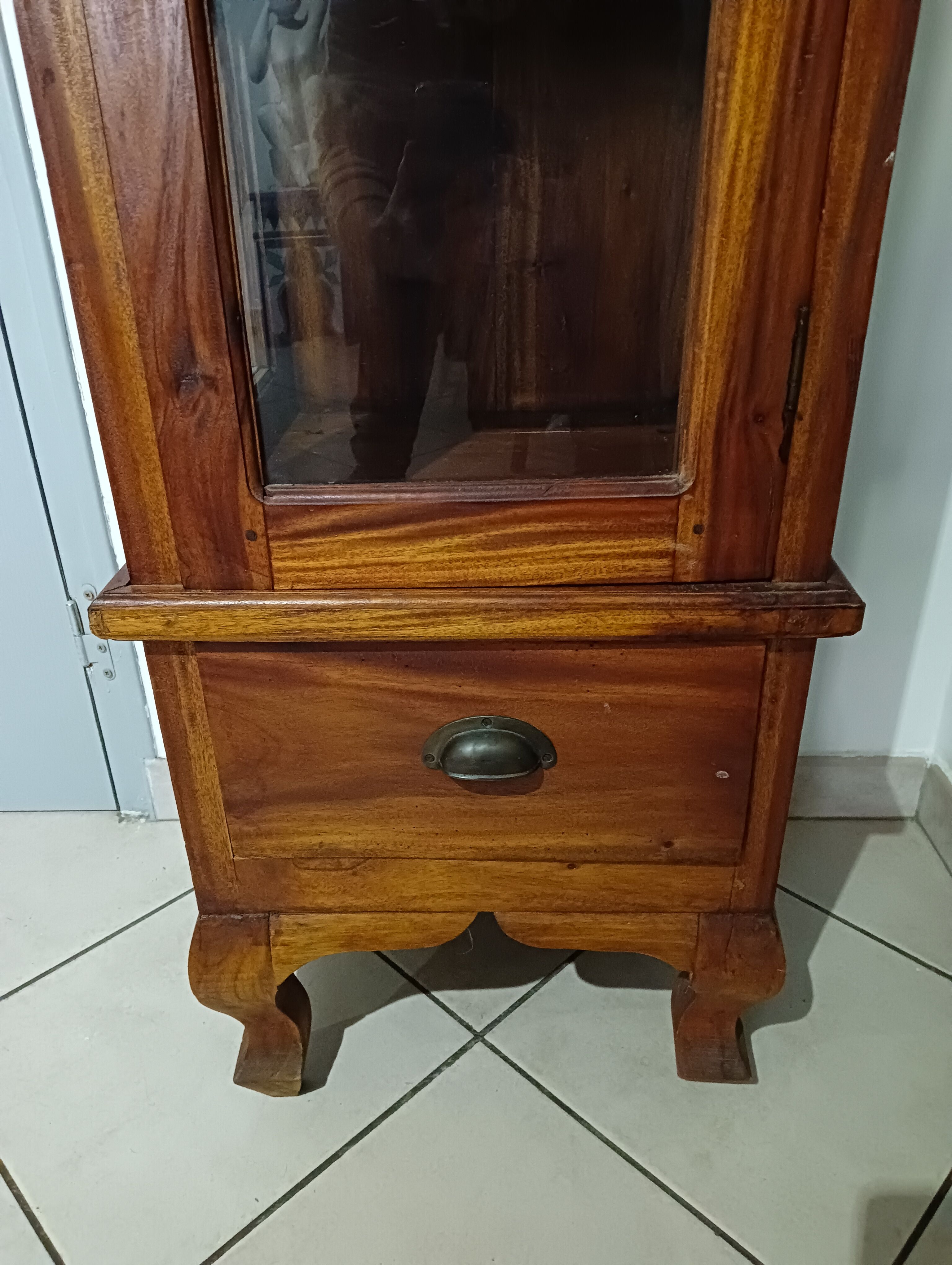 Mahogany column showcase, 1 glass door, 1 drawer, 5 wooden shelves