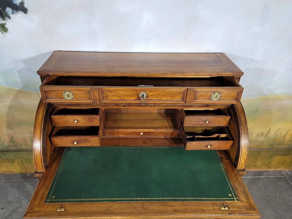 Bureau à cylindre époque Louis XVI en noyer