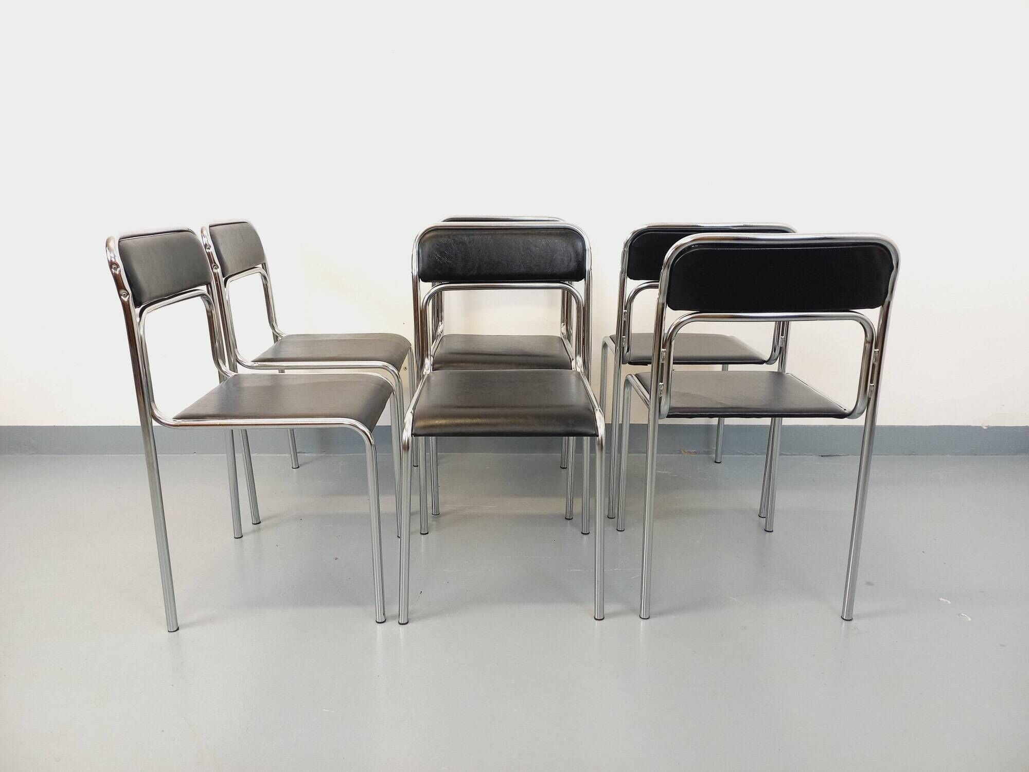 Set of 6 vintage Italian stackable chairs in chrome metal and faux leather.