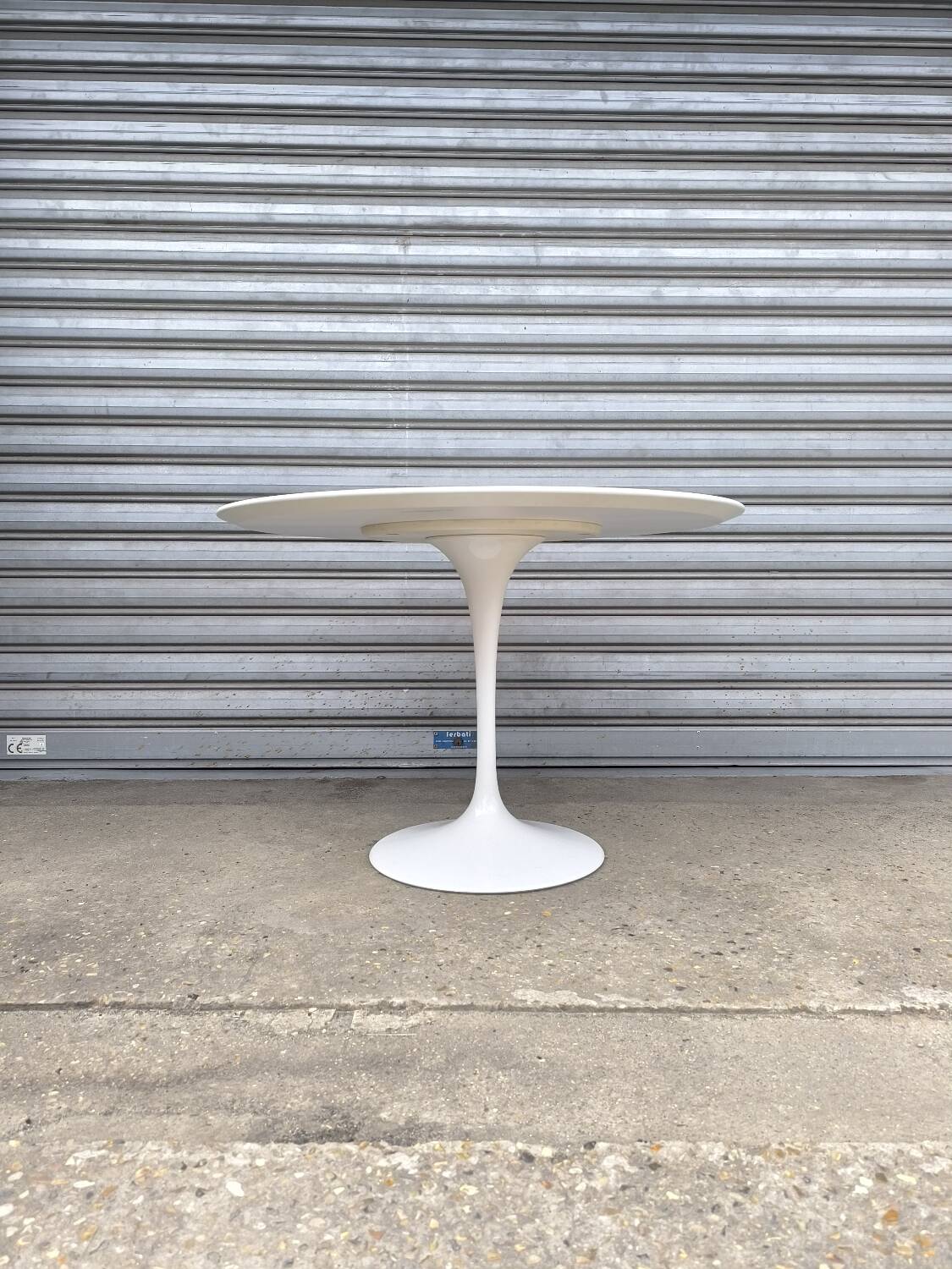 Knoll table by Eero Saarinen