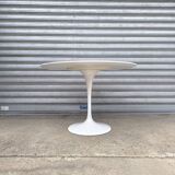 Knoll table by Eero Saarinen