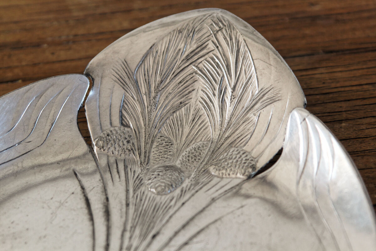 Picks up crumbs Gallia art nouveau