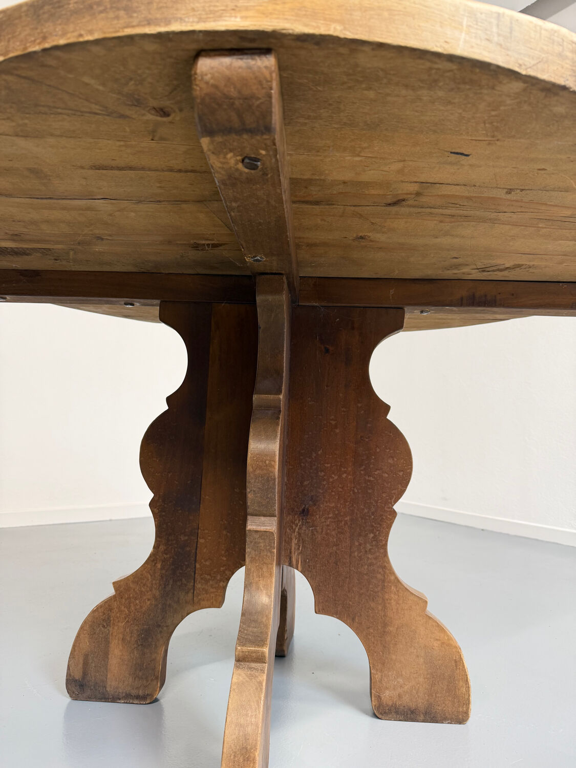 Round table in solid wood, thick top, vintage brutalist style from the 1960s.