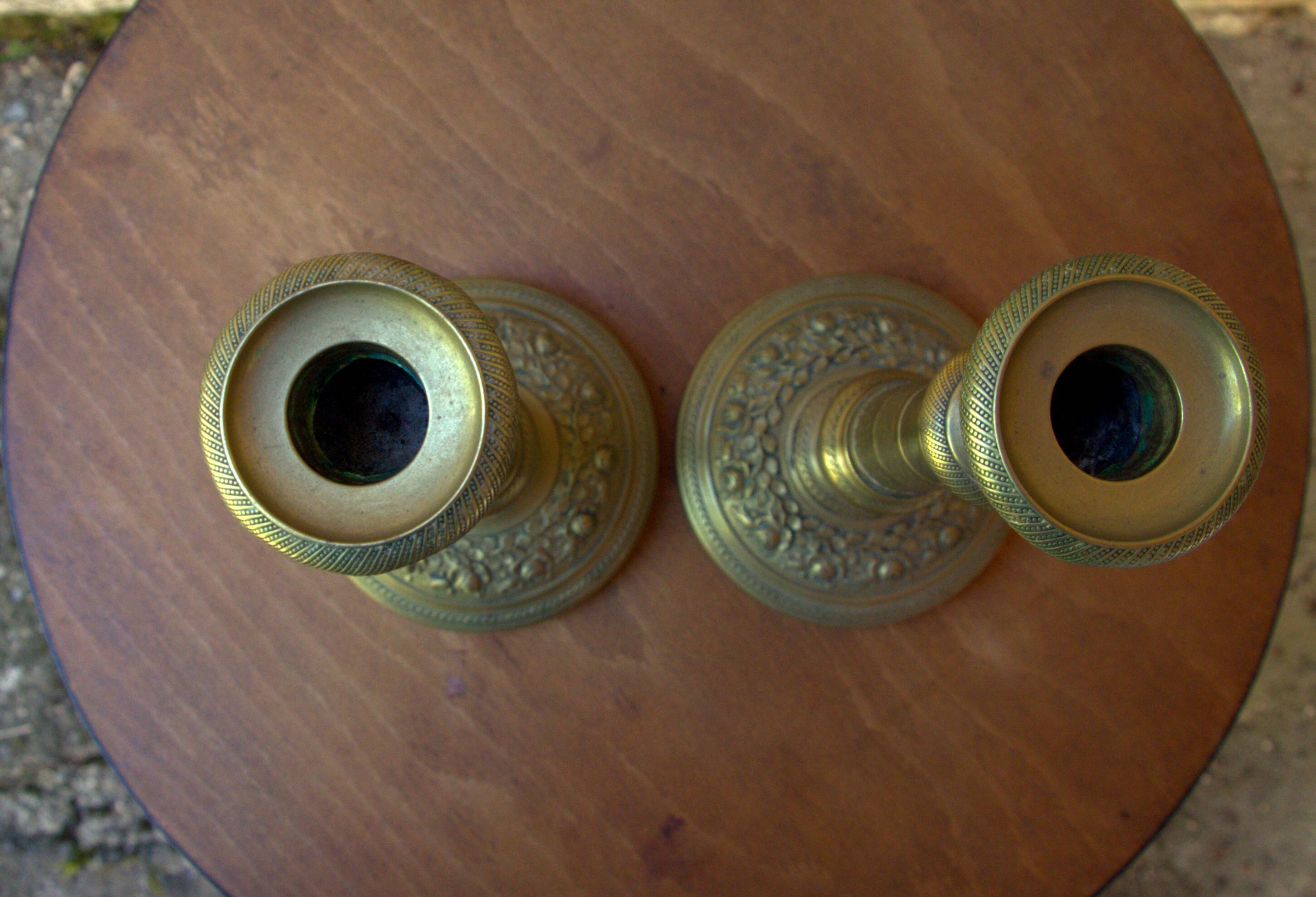 Pair of French neoclassical brass candlesticks, 19th century, 12x29cm