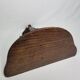 Sellette murale en bois sculpté aux décors bretons, 32 cm