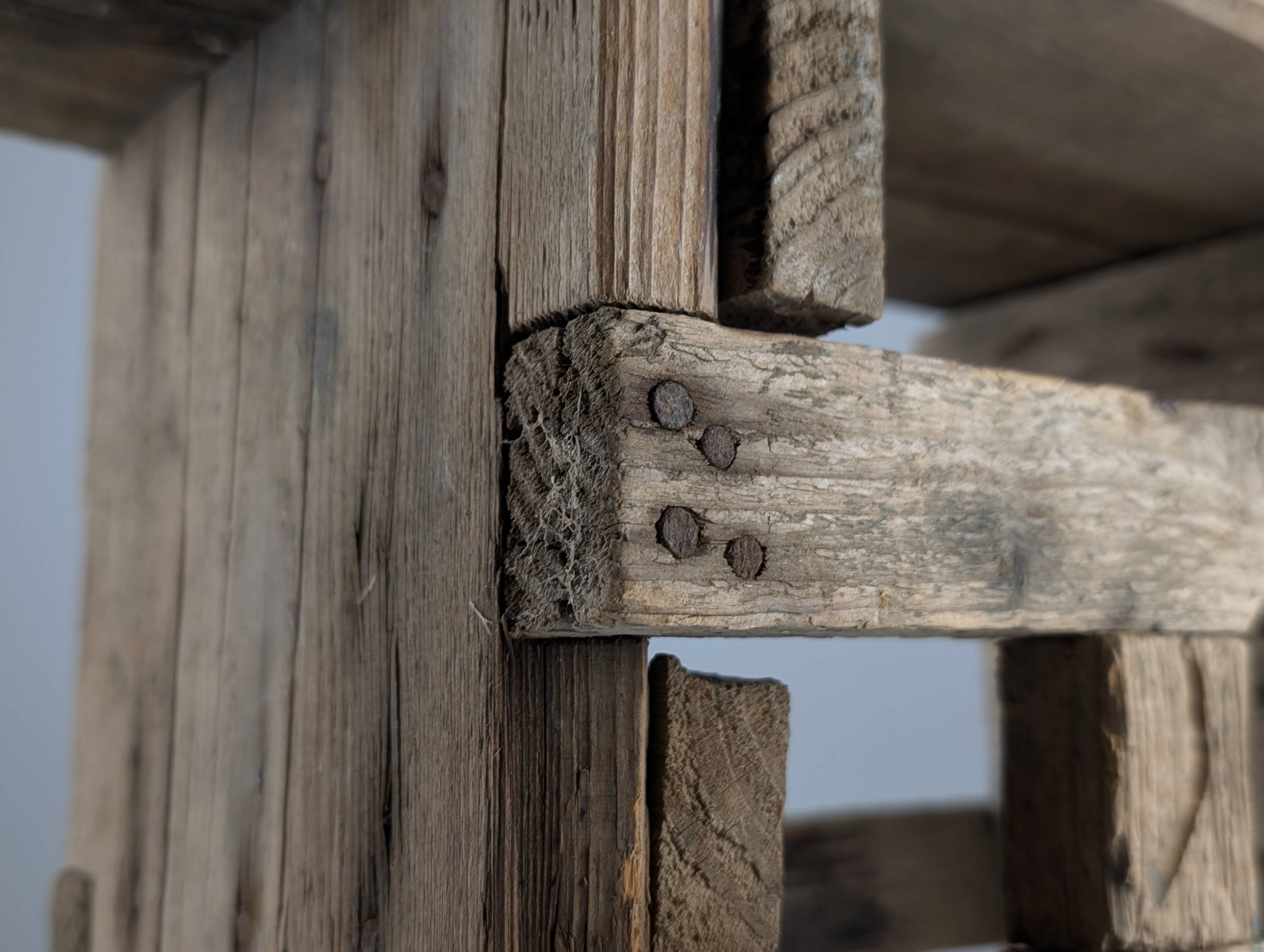 Tabouret ancien en bois, style wabi-sabi, artisanat traditionnel