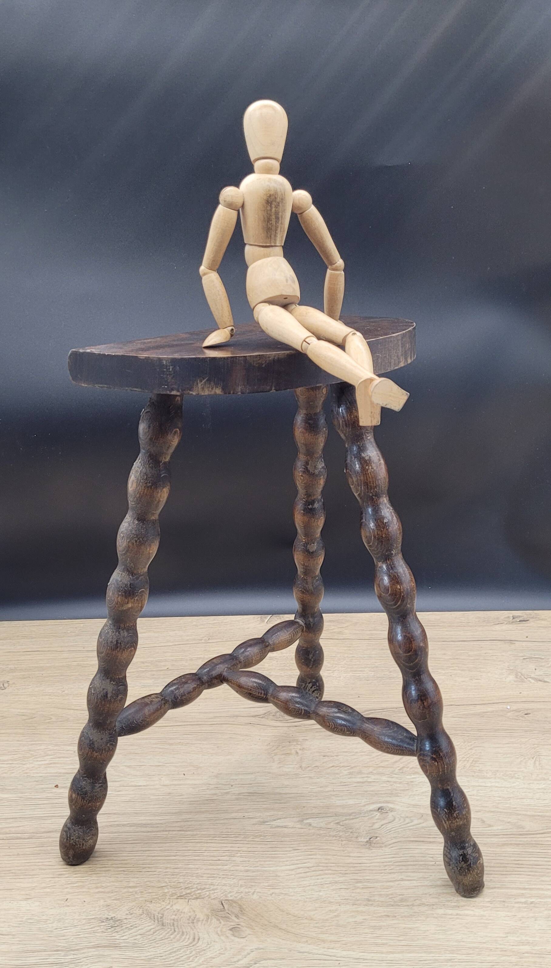 Tripod stool with square ball feet