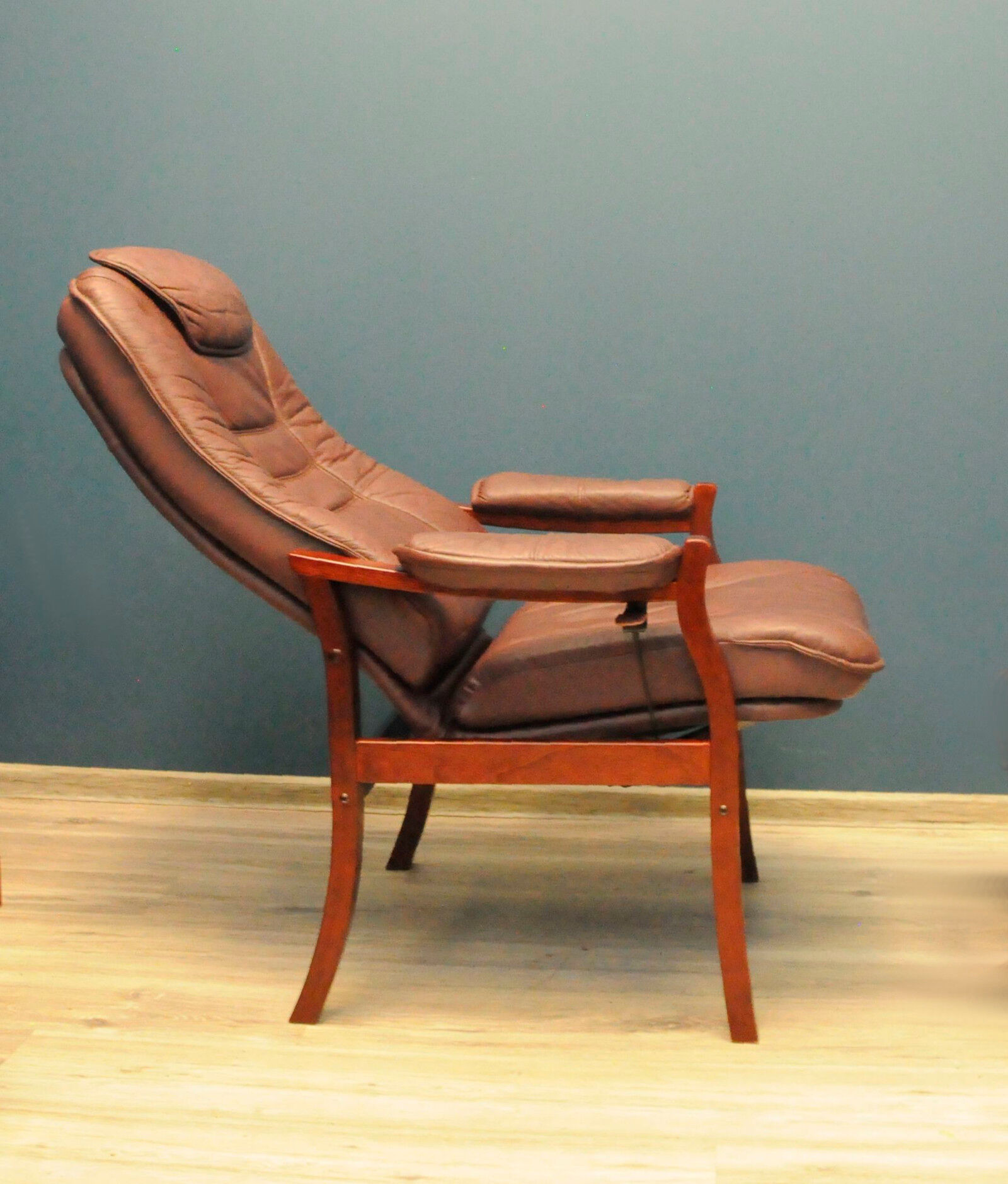 Mobel Team Fold-Out, Scandinavian leather armchair