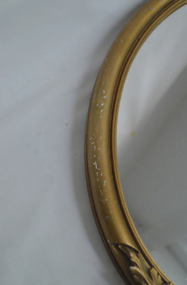 Oval mirror in gilded wood