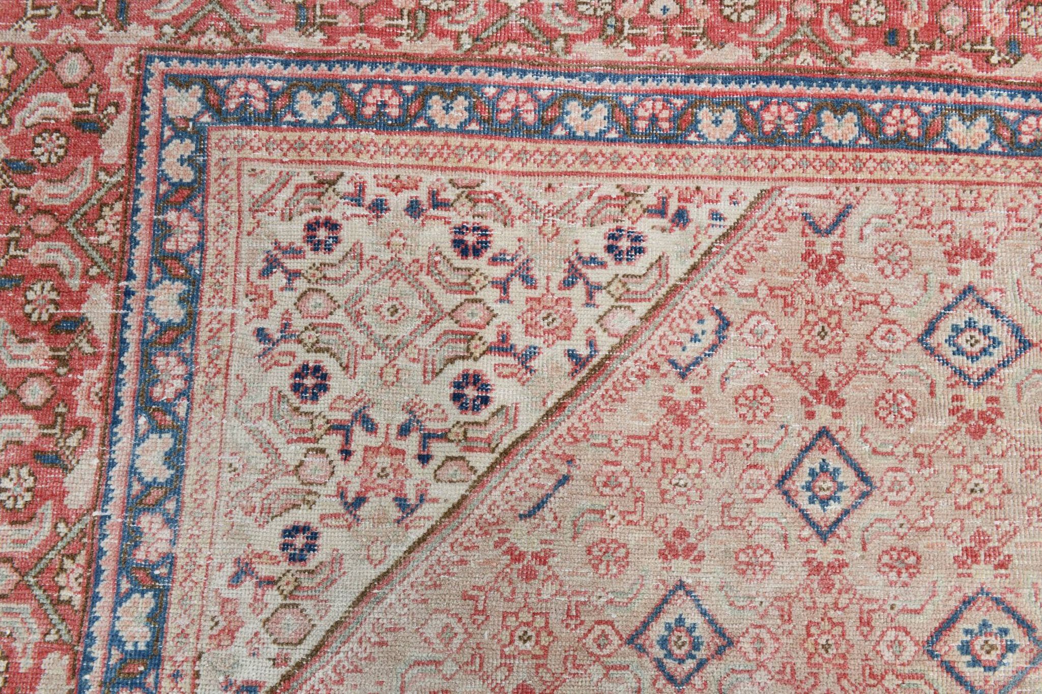 Tapis persan classique rose et bleu