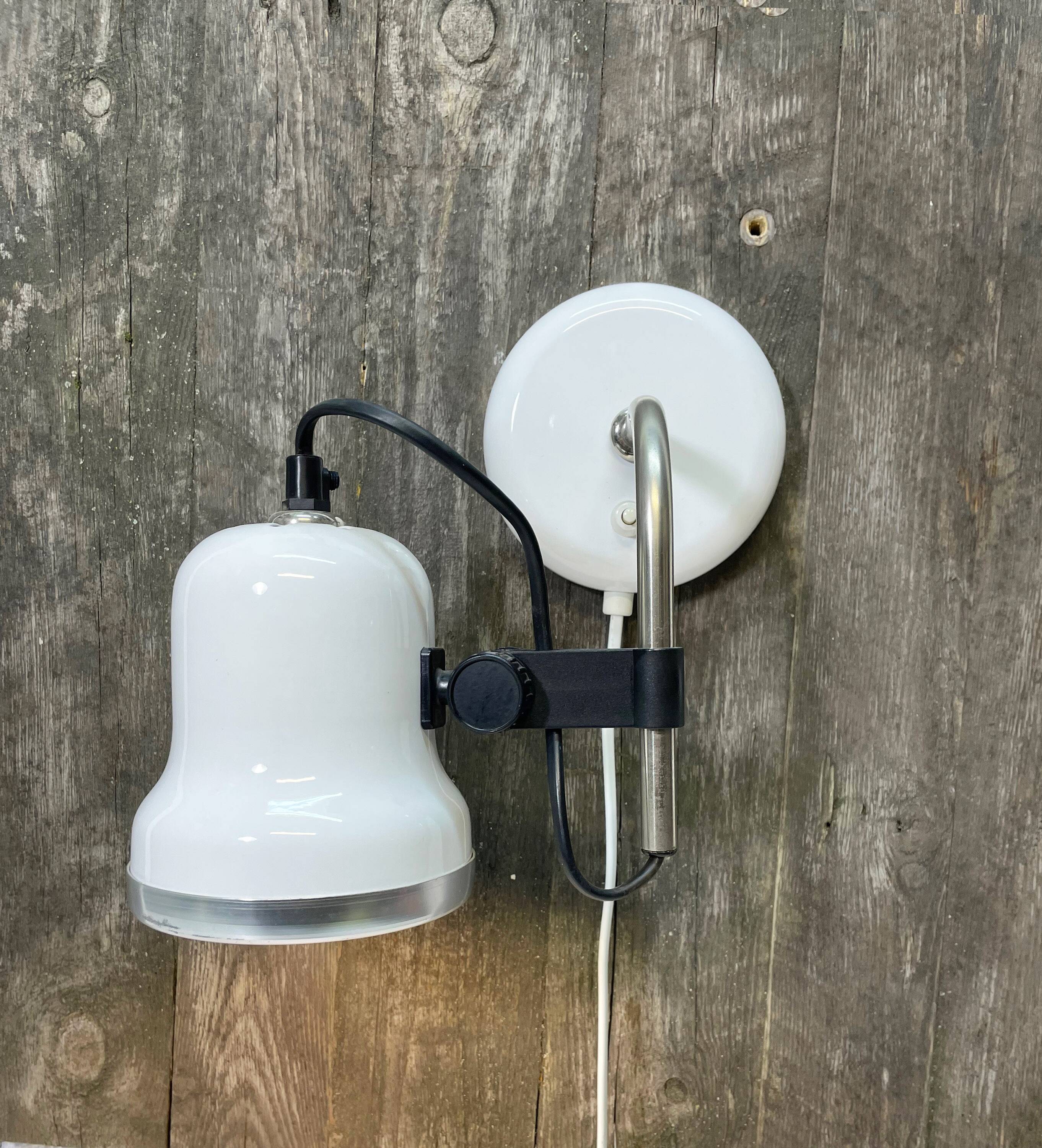 White adjustable wall lamp aka electric.
