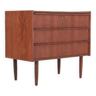 Mid-century teak chest of drawers / dresser / Danish modern design / 1960s