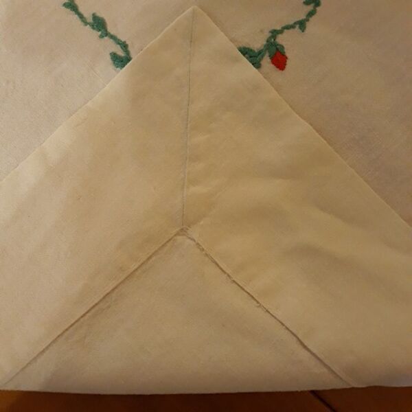 Nappe '' Fleurie '' brodée main et ses 12 serviettes années 80