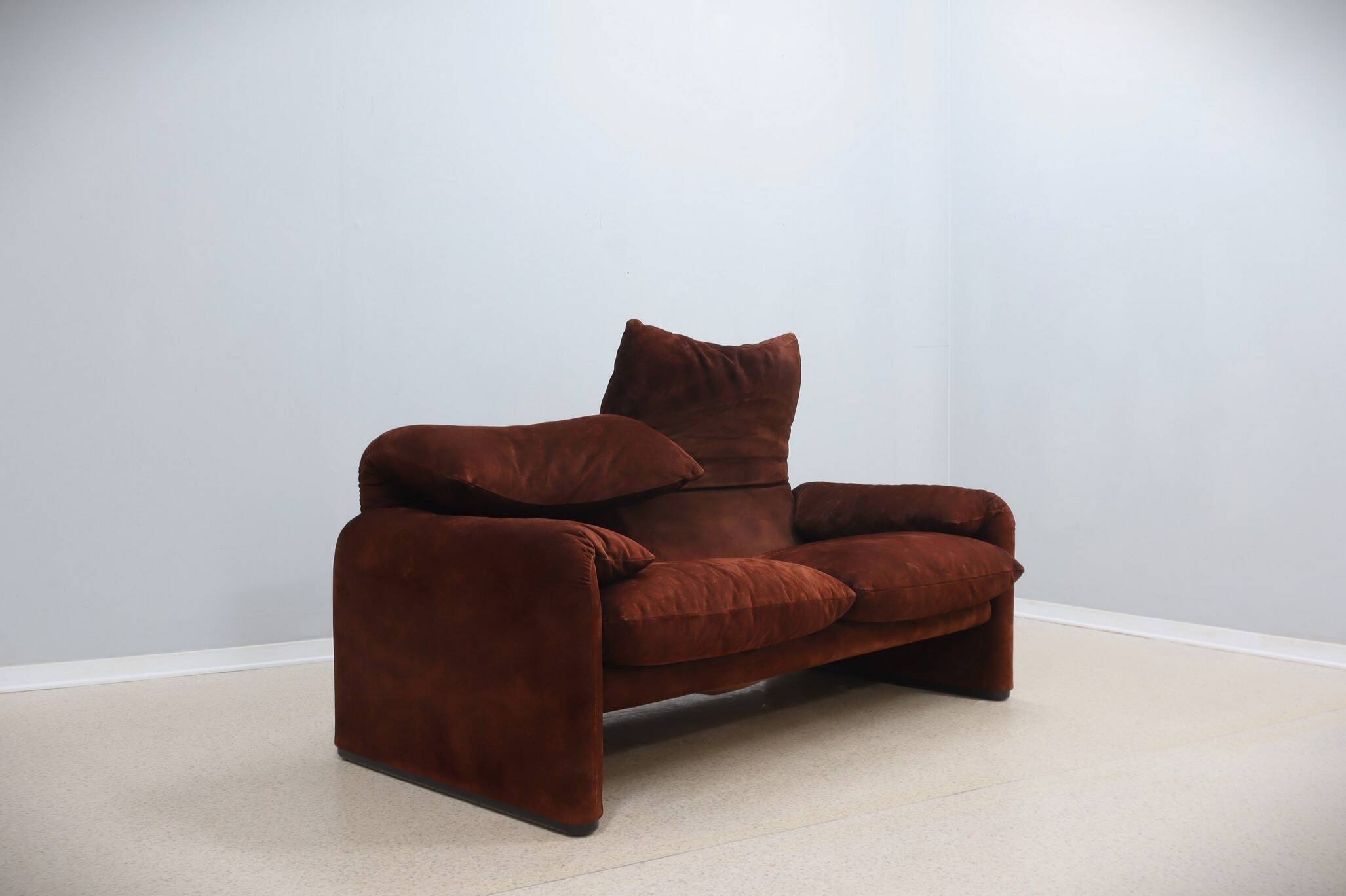 Canapé Maralunga 2 places en cuir suédé Cassina années 1970