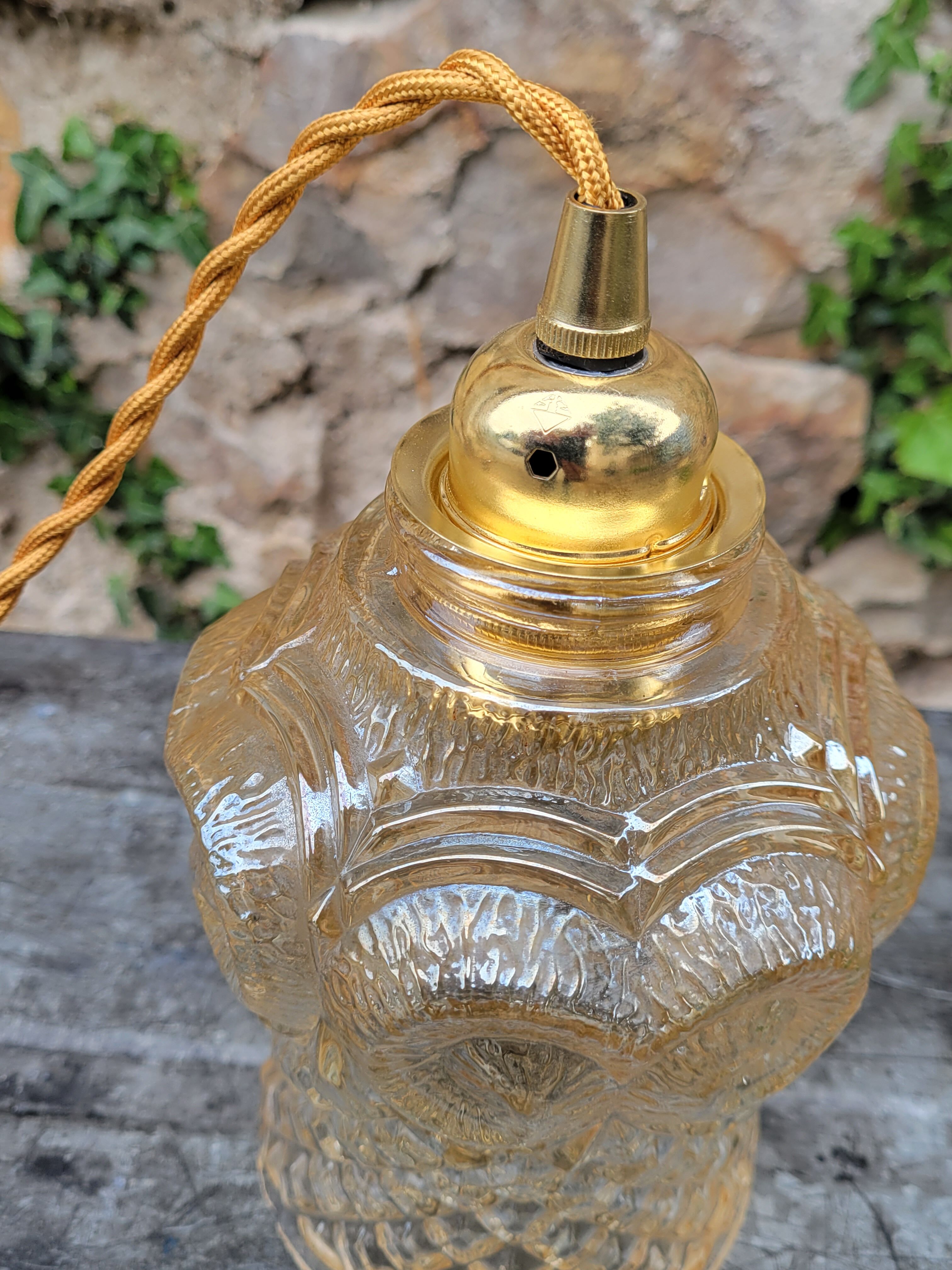 Moulded glass globe walking lamp