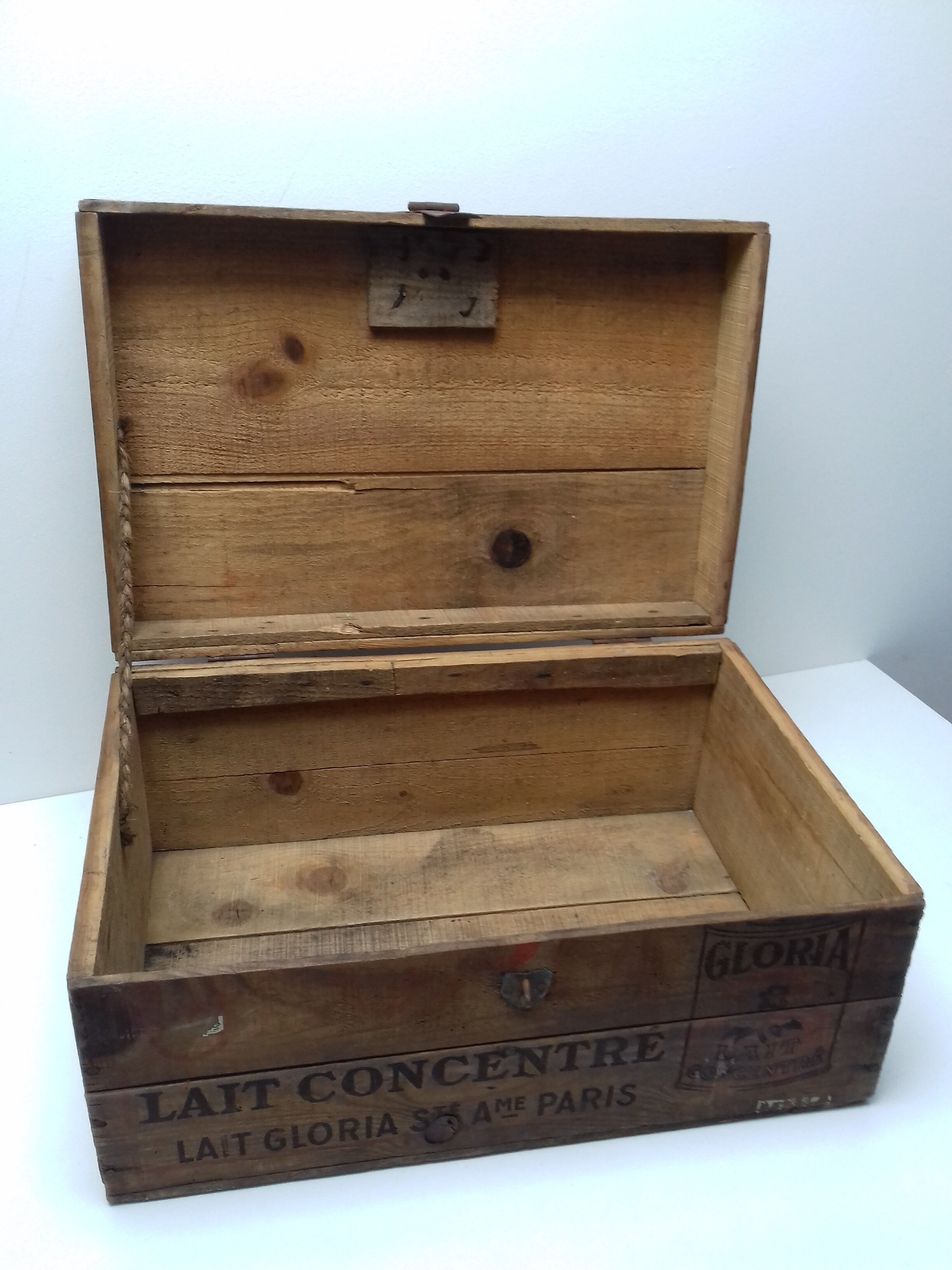 Old wooden box "regilait"