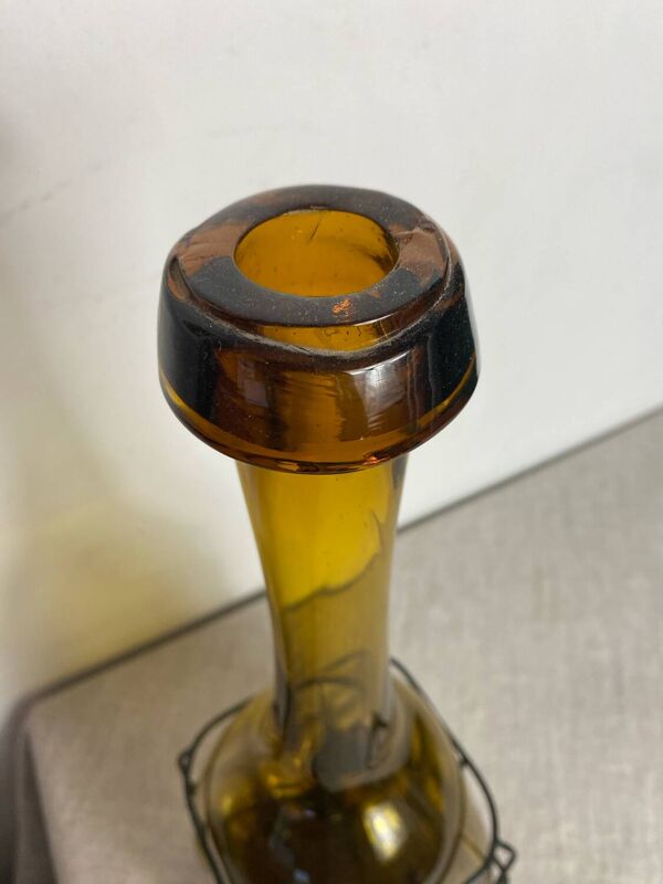 Carafe en verre enchâssée dans du fer forgé