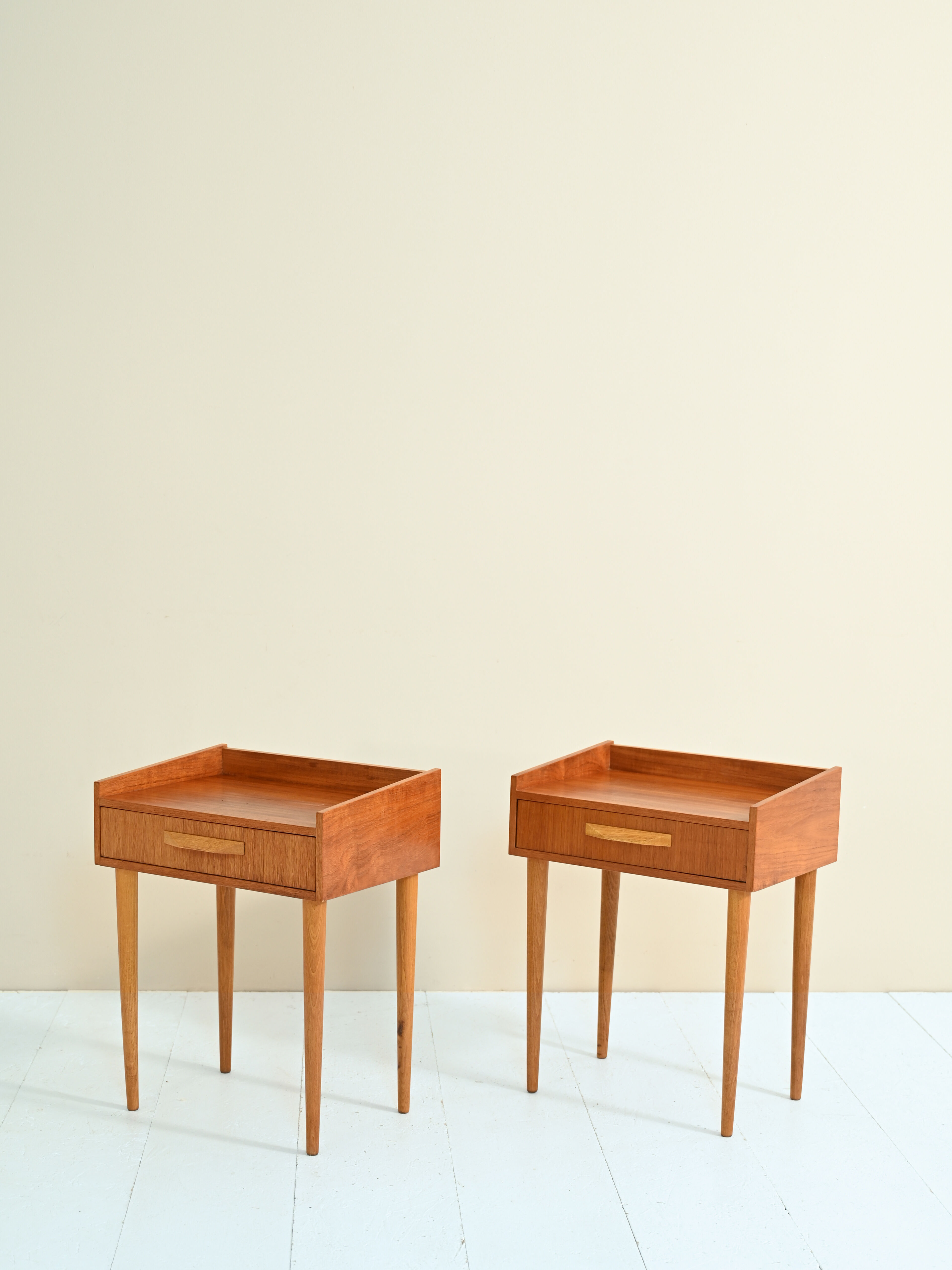 Paire de tables de chevet en teck