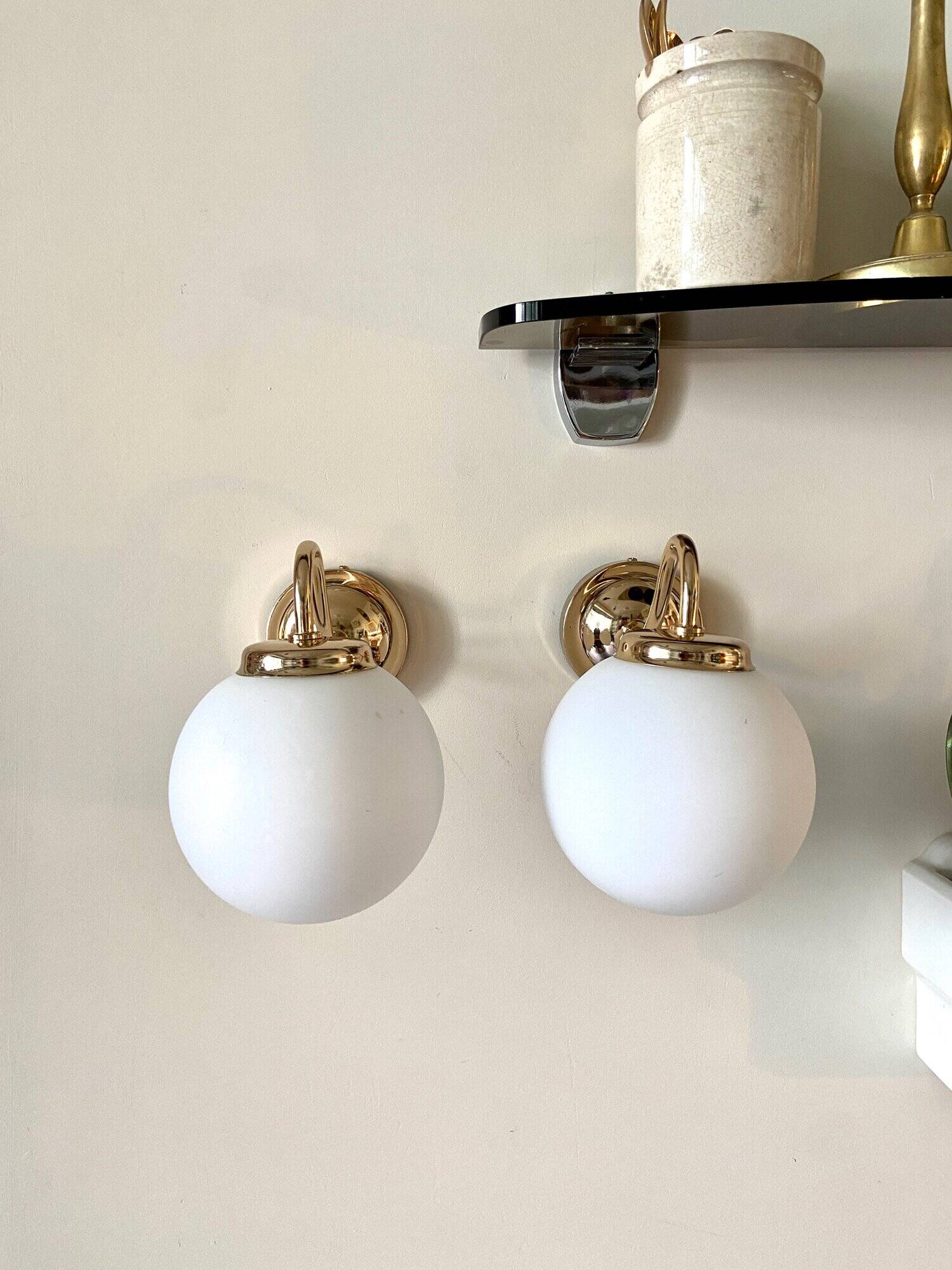 2 wall lamps in gilded metal and white opaline