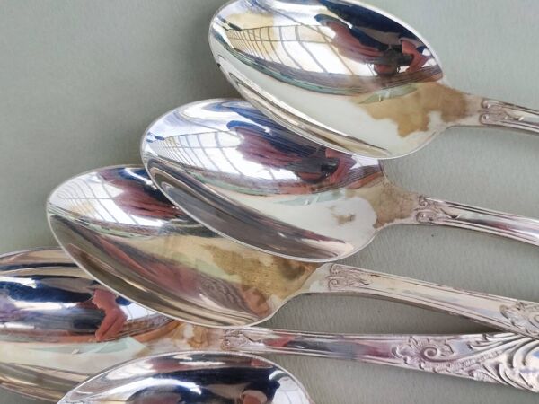Couverts en métal argenté : cuillères, fourchettes, cuillères à café