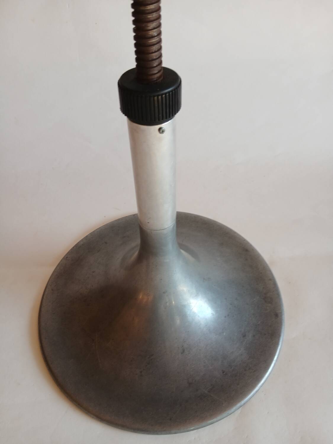 Tabouret pied tulipe à vis,  aluminium et cuir