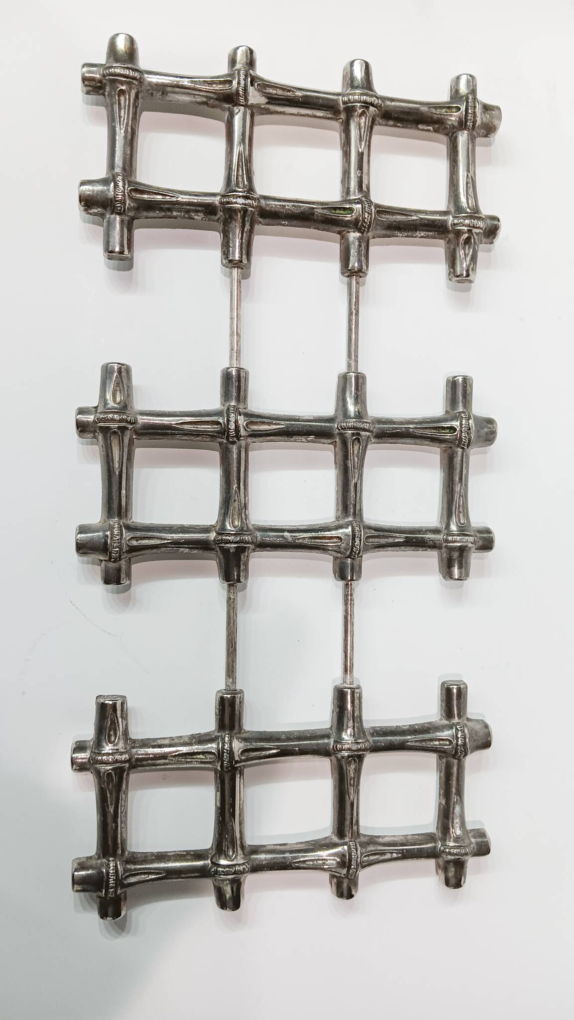 Expandable trivet in silver metal imitation bamboo