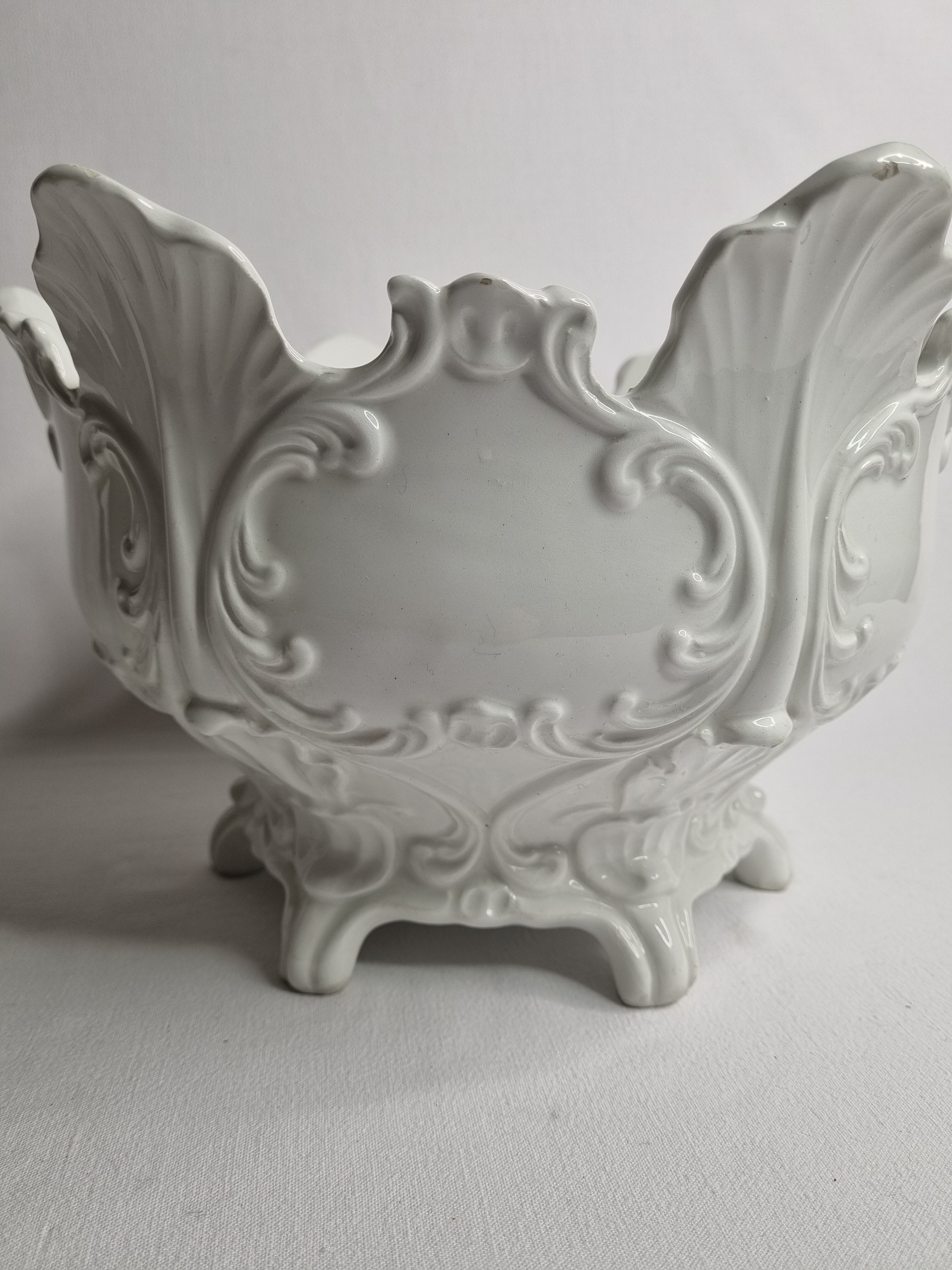Enamelled white ceramic pot cover