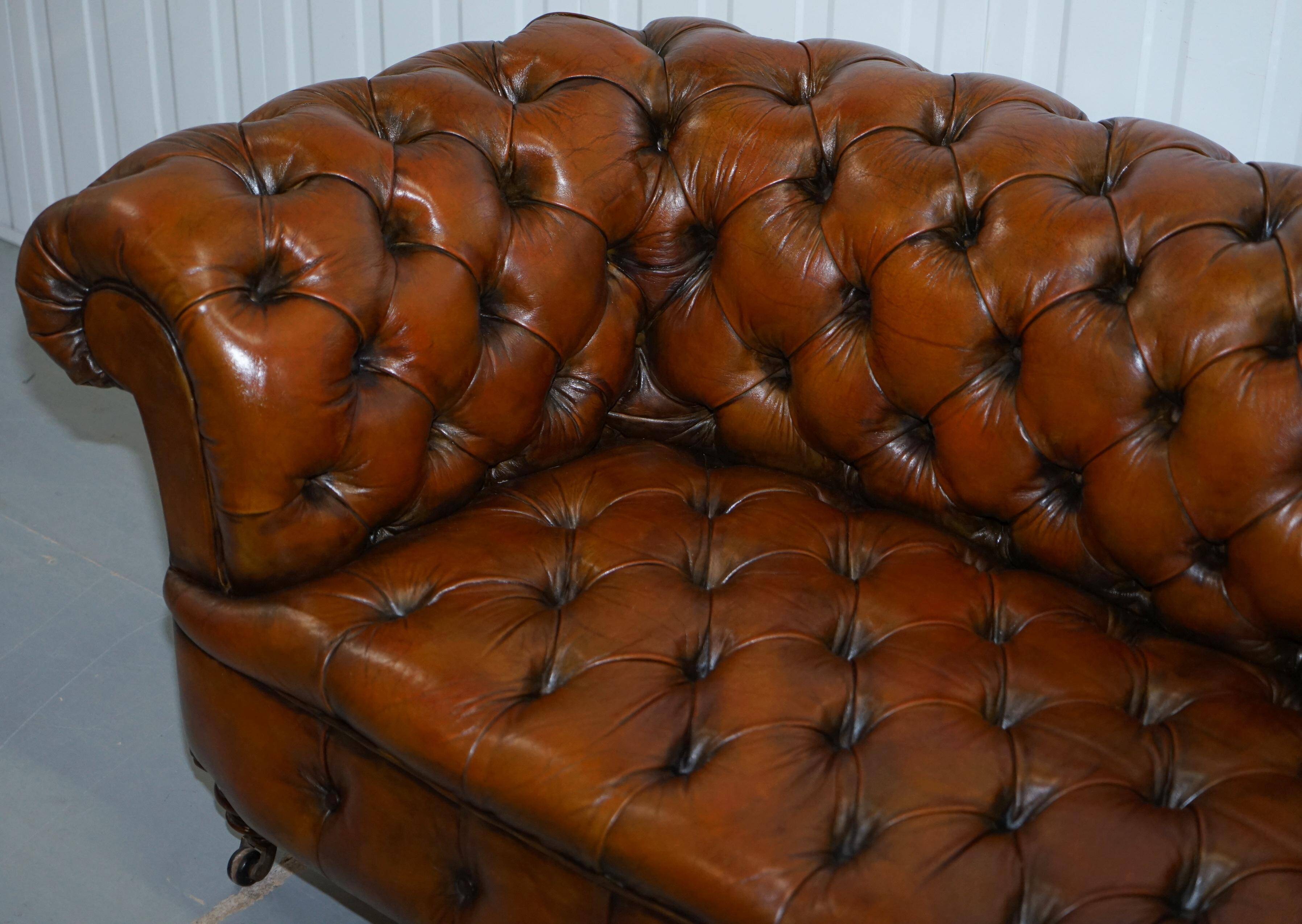 Victorian Chesterfield canapé from 1890 in restored leather, stamped Cornelius V. Smith.