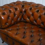 Victorian Chesterfield canapé from 1890 in restored leather, stamped Cornelius V. Smith.
