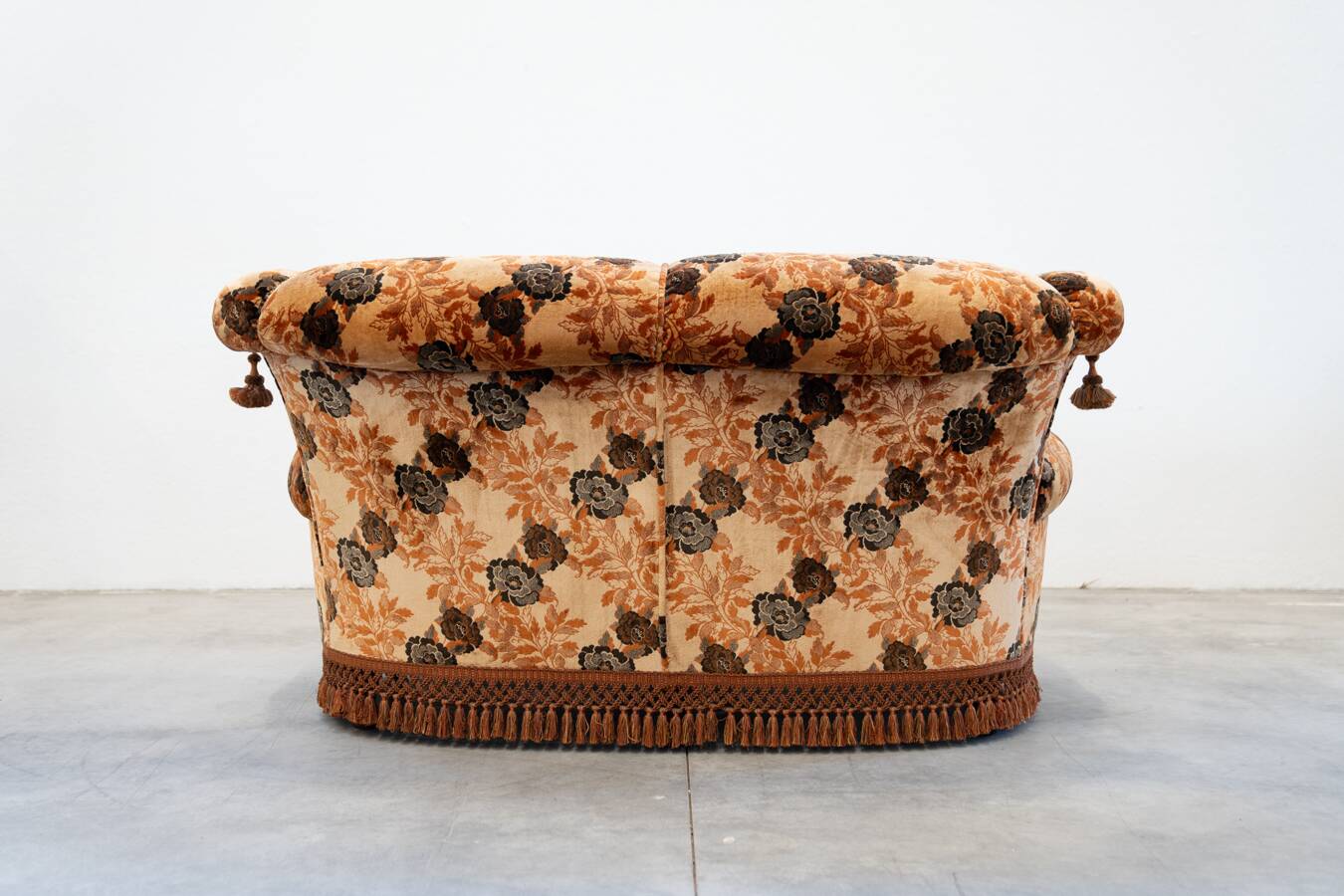 Living room composed of a 3-seater sofa and 2 armchairs, baroque style from the 1970s.