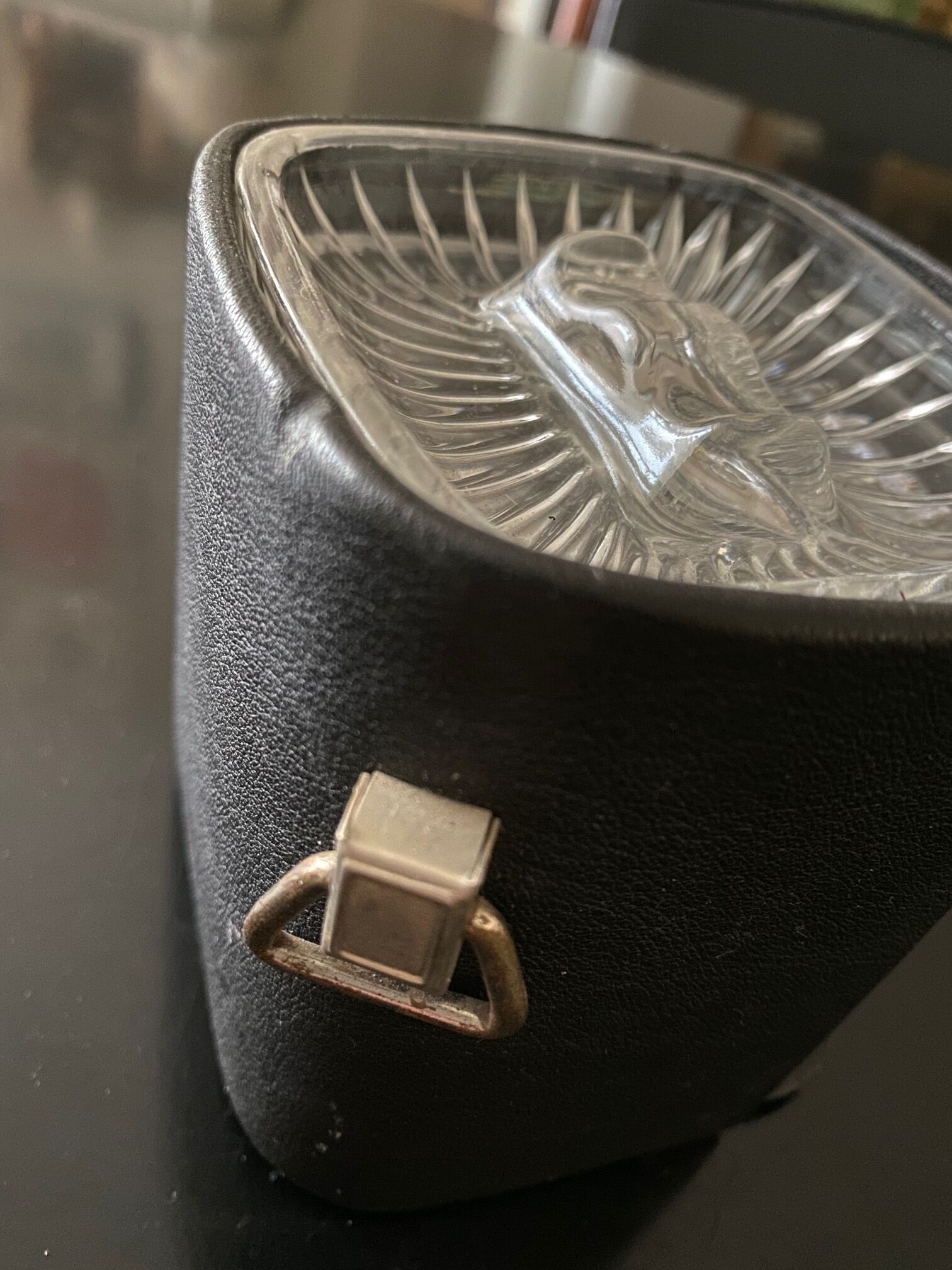 6 individual ashtrays in a leather case